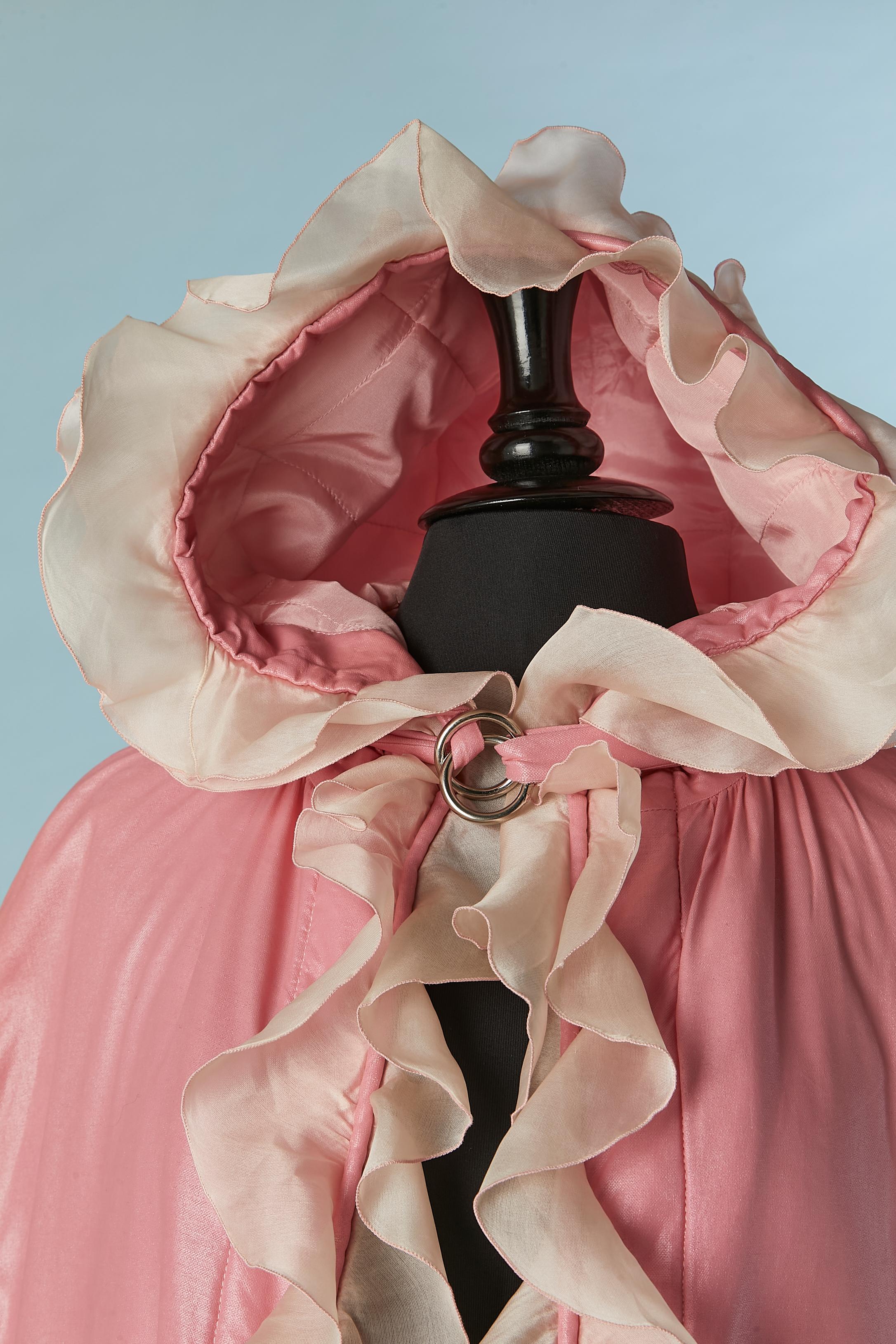 Seltener rosa gesteppter Umhang mit Kapuze und Organza-Rüschen Rand Courrèges CIRCA 1960's im Zustand „Gut“ im Angebot in Saint-Ouen-Sur-Seine, FR