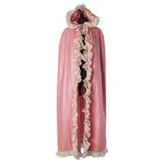 Rare cape matelassée rose avec capuche et volants en organza Courrèges Circa 1960's