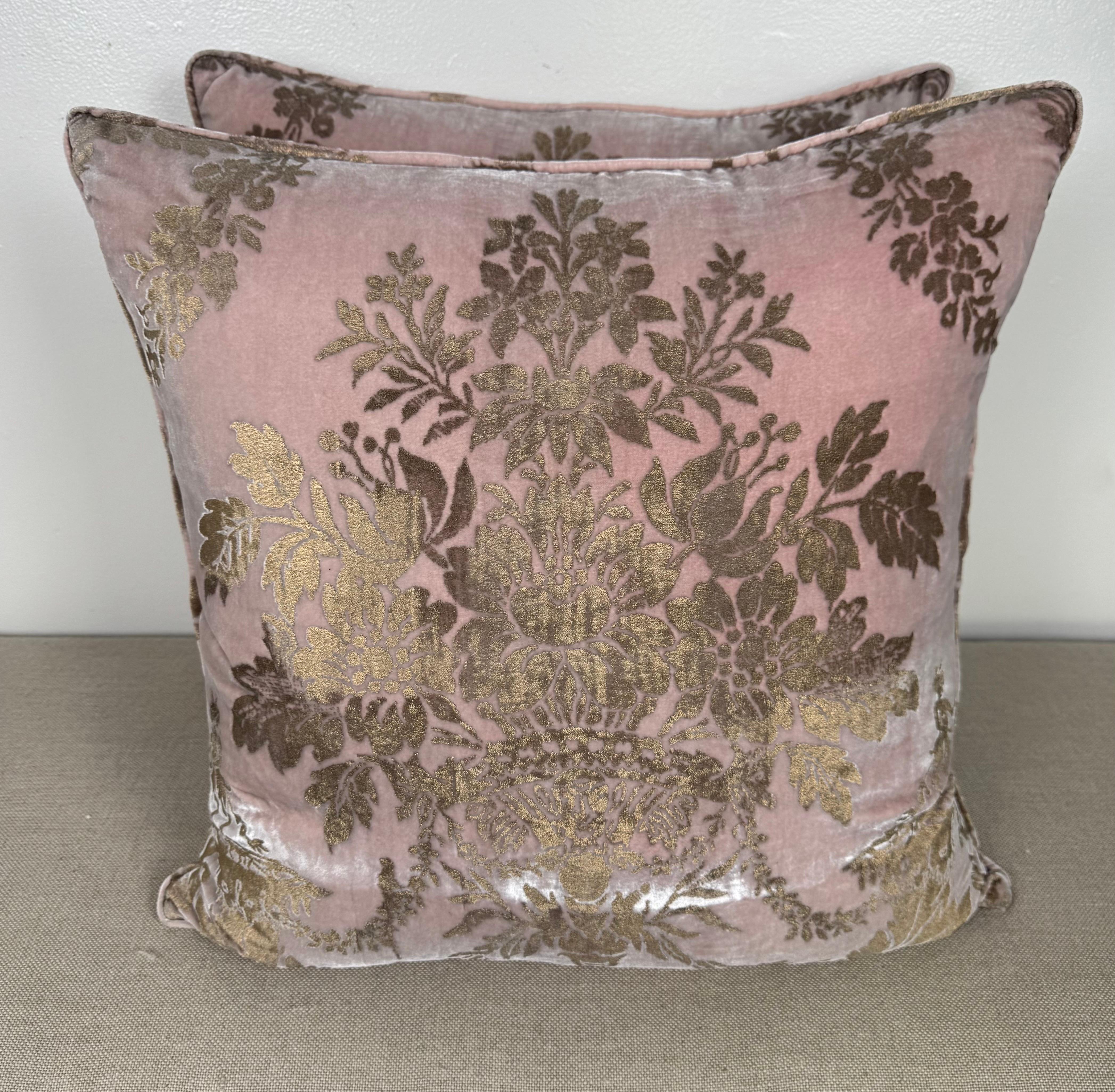 Raros cojines Fortuny de terciopelo rosa Neoclásico en venta