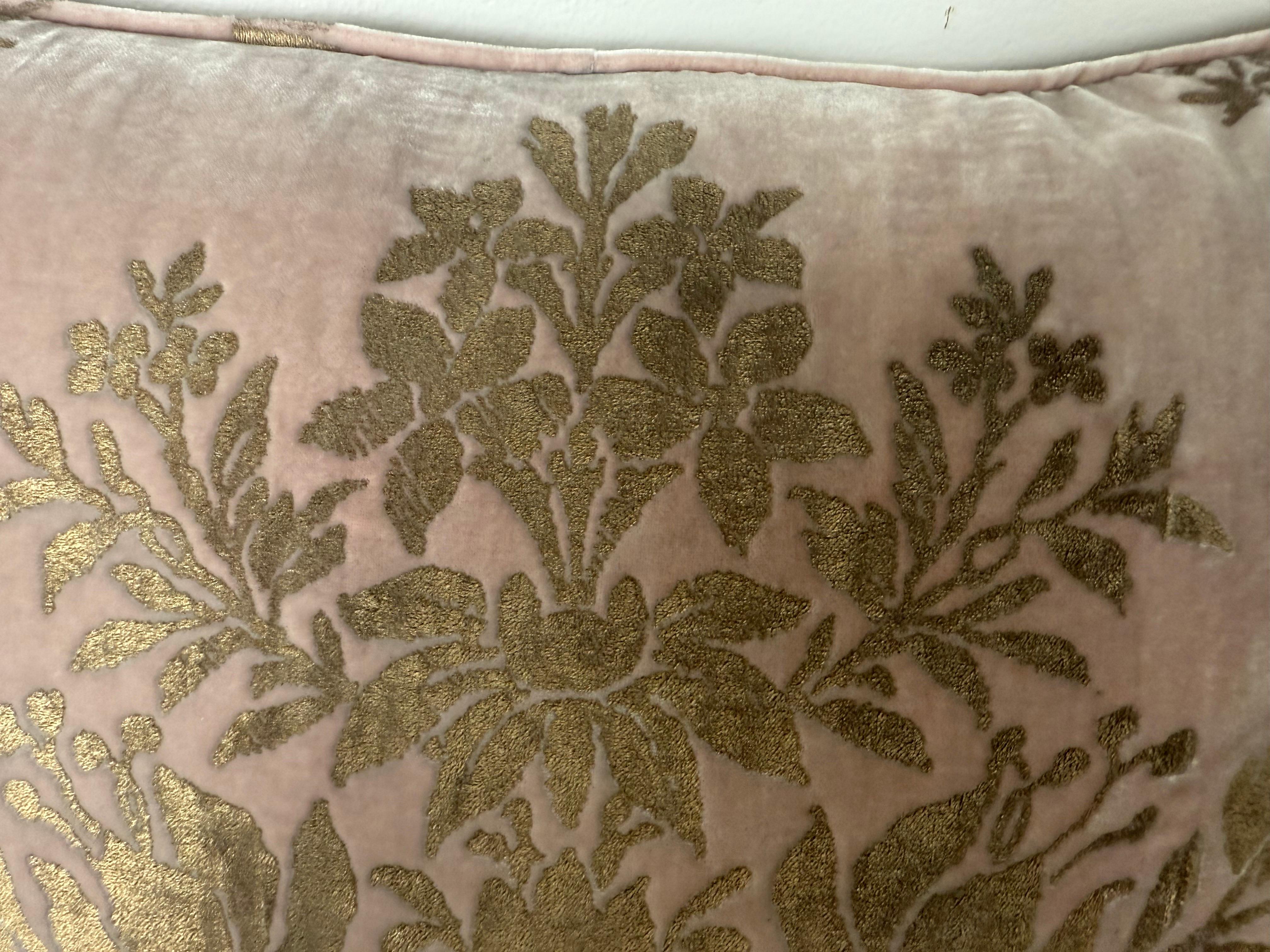 Raros cojines Fortuny de terciopelo rosa Siglo XXI y contemporáneo en venta