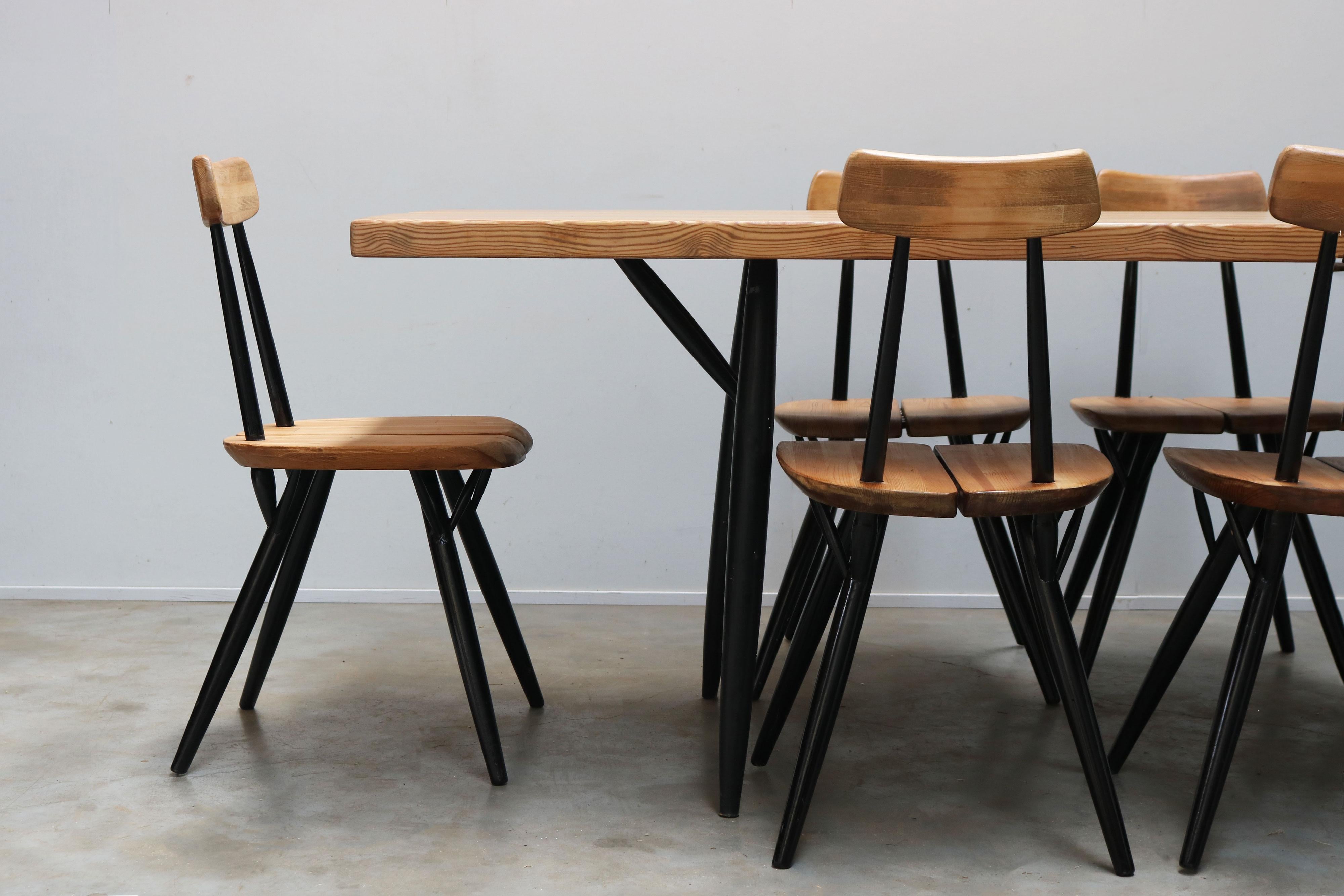 Scopri l'eleganza senza tempo del design moderno di metà secolo con il set da pranzo Pirkka di Ilmari Tapiovaara per Laukaan Puu, creato nel 1955. Questo squisito set incarna il perfetto connubio tra forma e funzione, rendendolo un'aggiunta di
