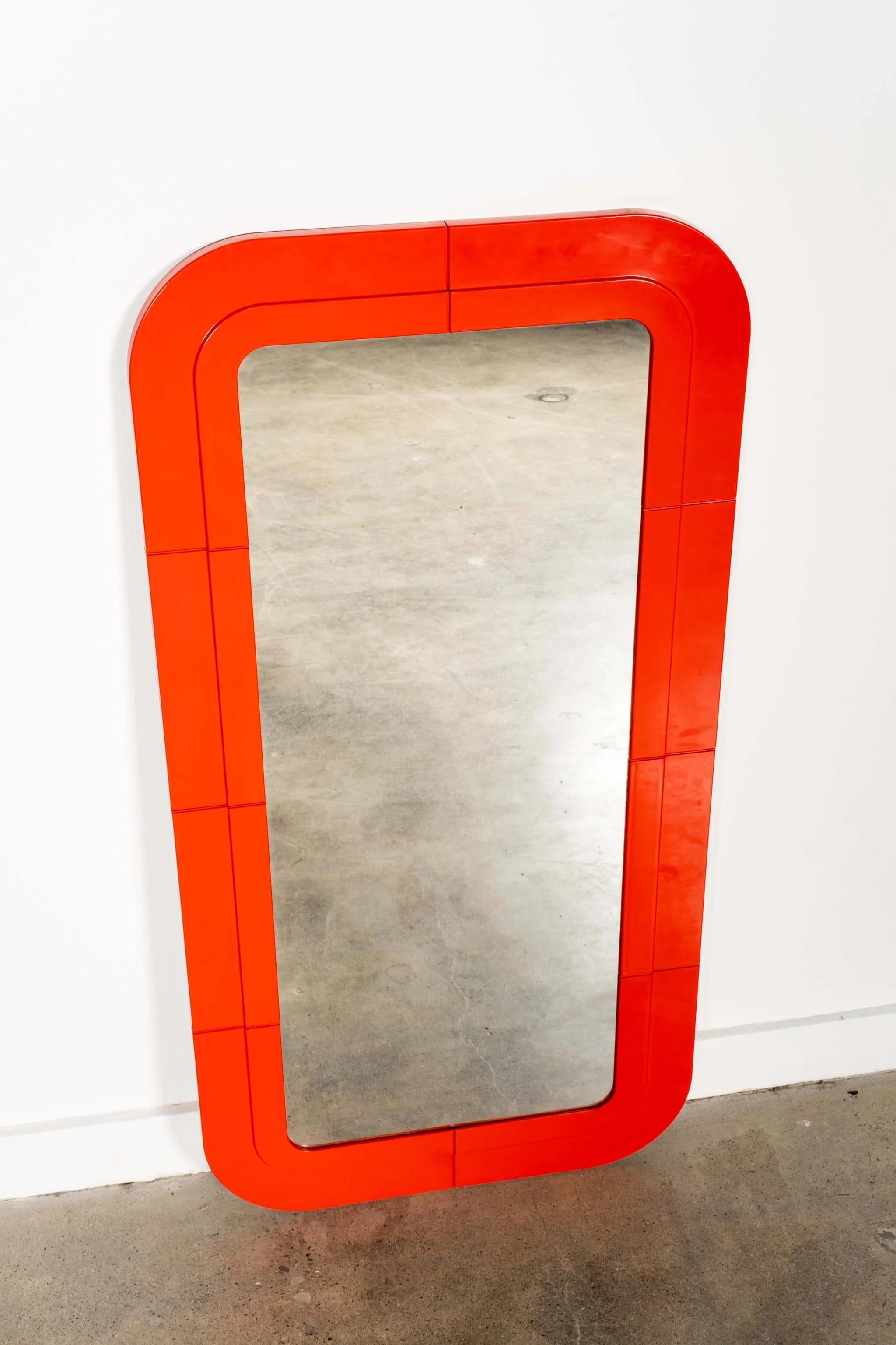 Rare miroir à cadre incurvé en plastique d'Anna Castelli Ferrieri Bon état - En vente à Toronto, CA