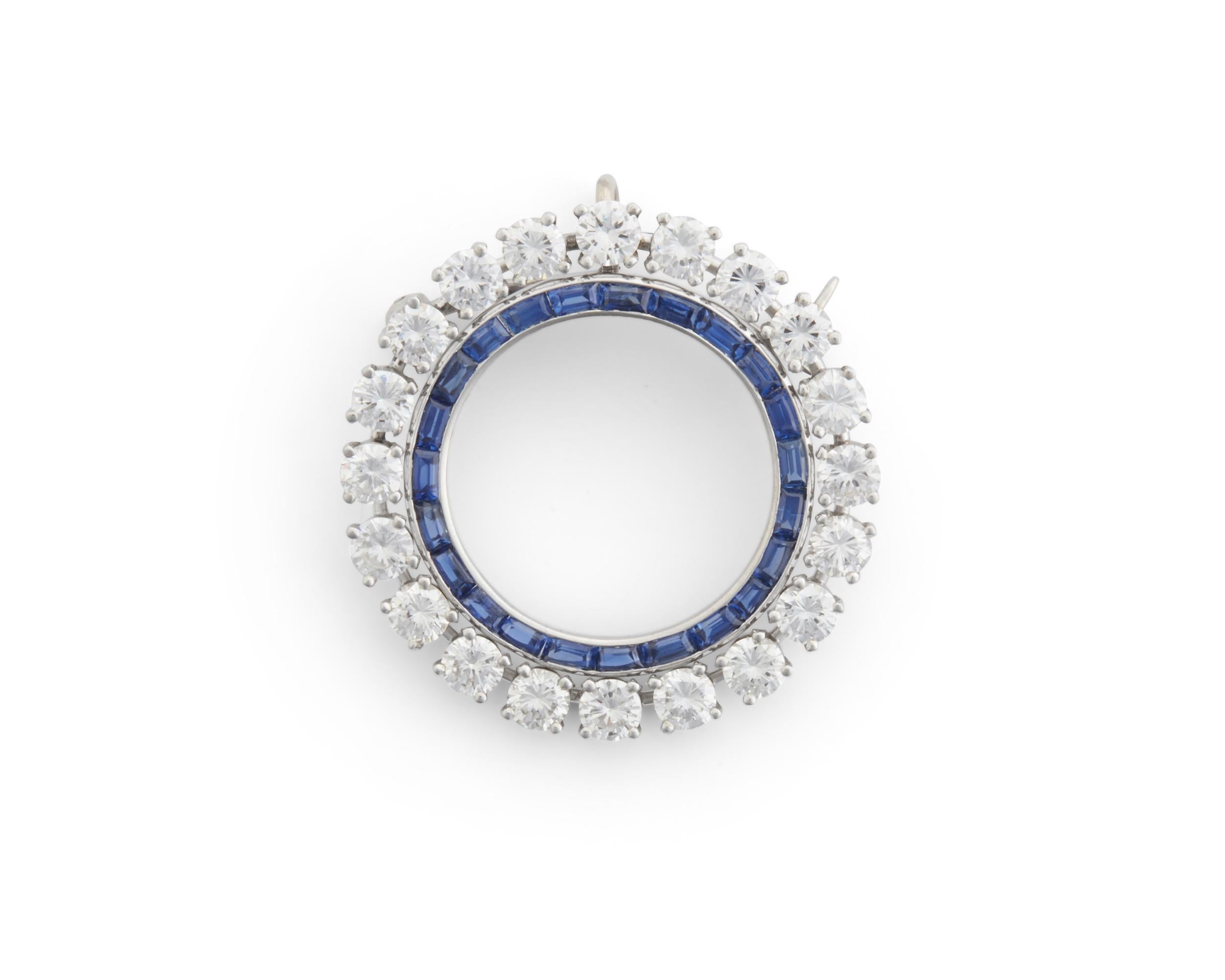 L'article suivant est un Rare Important Original Tiffany & Company Platinum Glistening Sapphire and Diamond Brooch Pin Pendentif. Cette pièce rare est composée de magnifiques saphirs bleus taille princesse et d'un halo de gros diamants ronds exquis.
