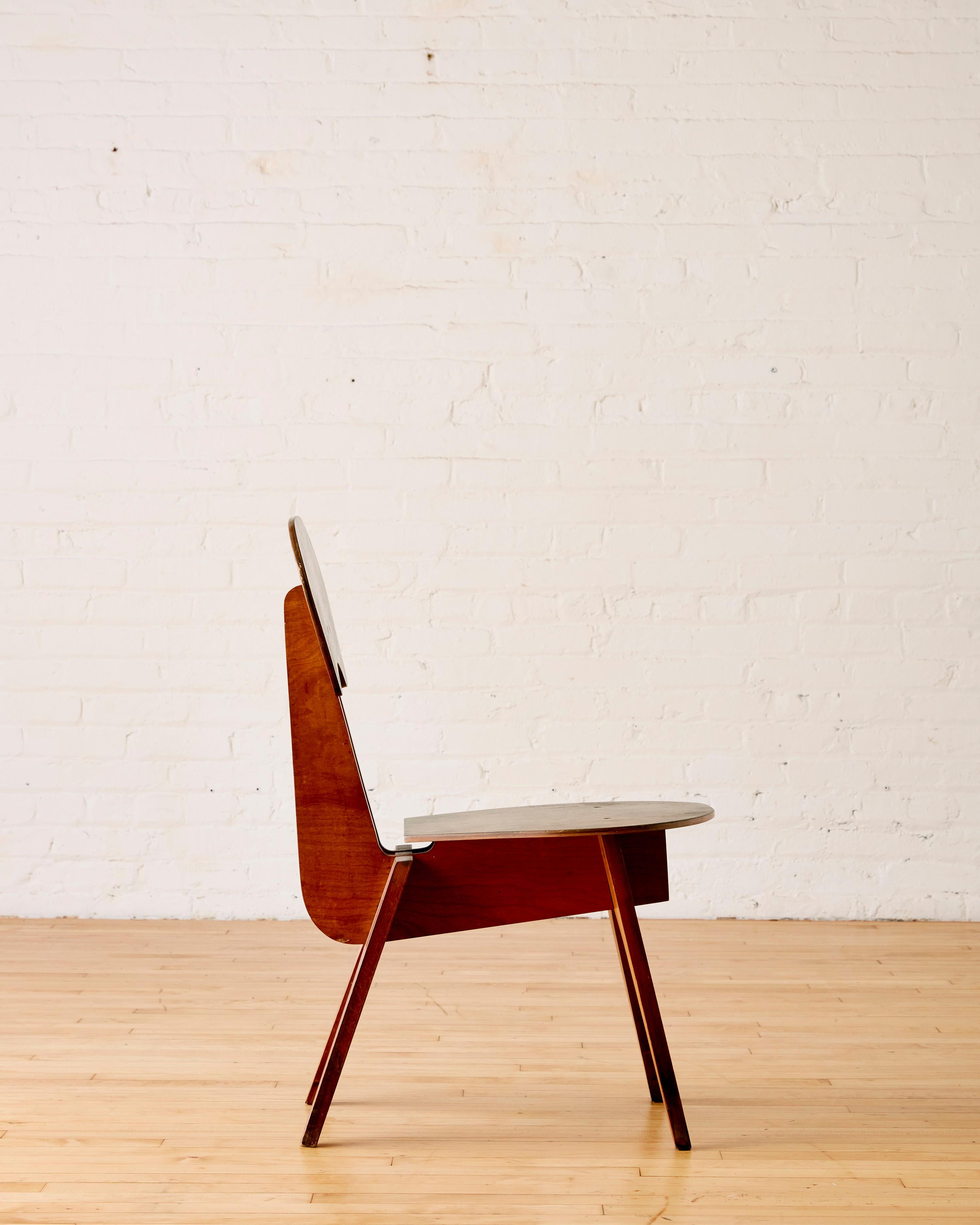 Rare prototype de chaise en contreplaqué circa 1960's conçu par un étudiant inconnu de l'école de design de Chicago, le New Bauhaus, fondé par Lazlo Moholy-Nagy en 1937. Le design a été influencé par Marcel Breuer et Noguchi.

Livré avec un livre