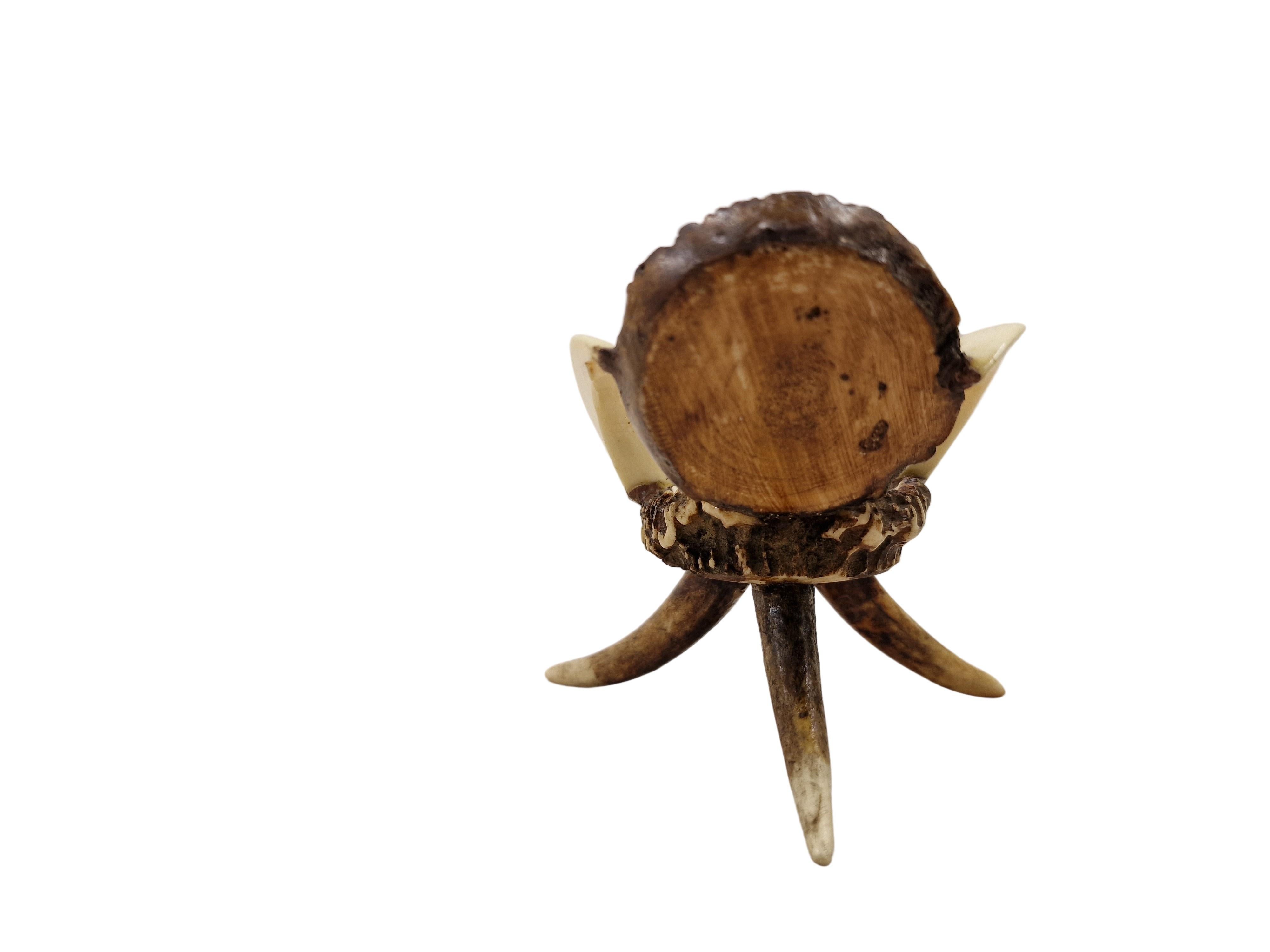 Bois cerf Rare support de montre de poche, fauteuil miniature, pied de sanglier en bois, 1900, Tramp Art en vente