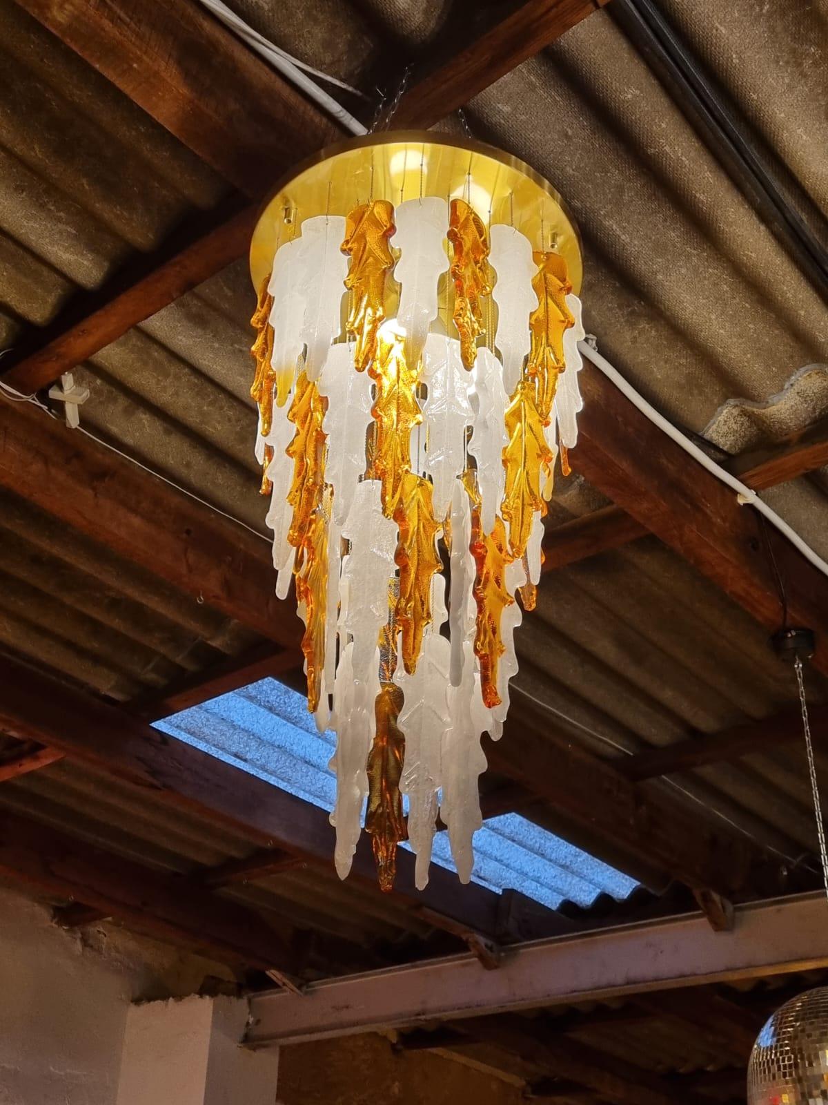 Magnificent and rare bicolor suspension lamp poliarte, designed and produced by Albani Poli in Murano, Italy in the 1970s.
Composed of more than two shades, white and caramel color, blown glass and a brass structure, this striking chandelier in