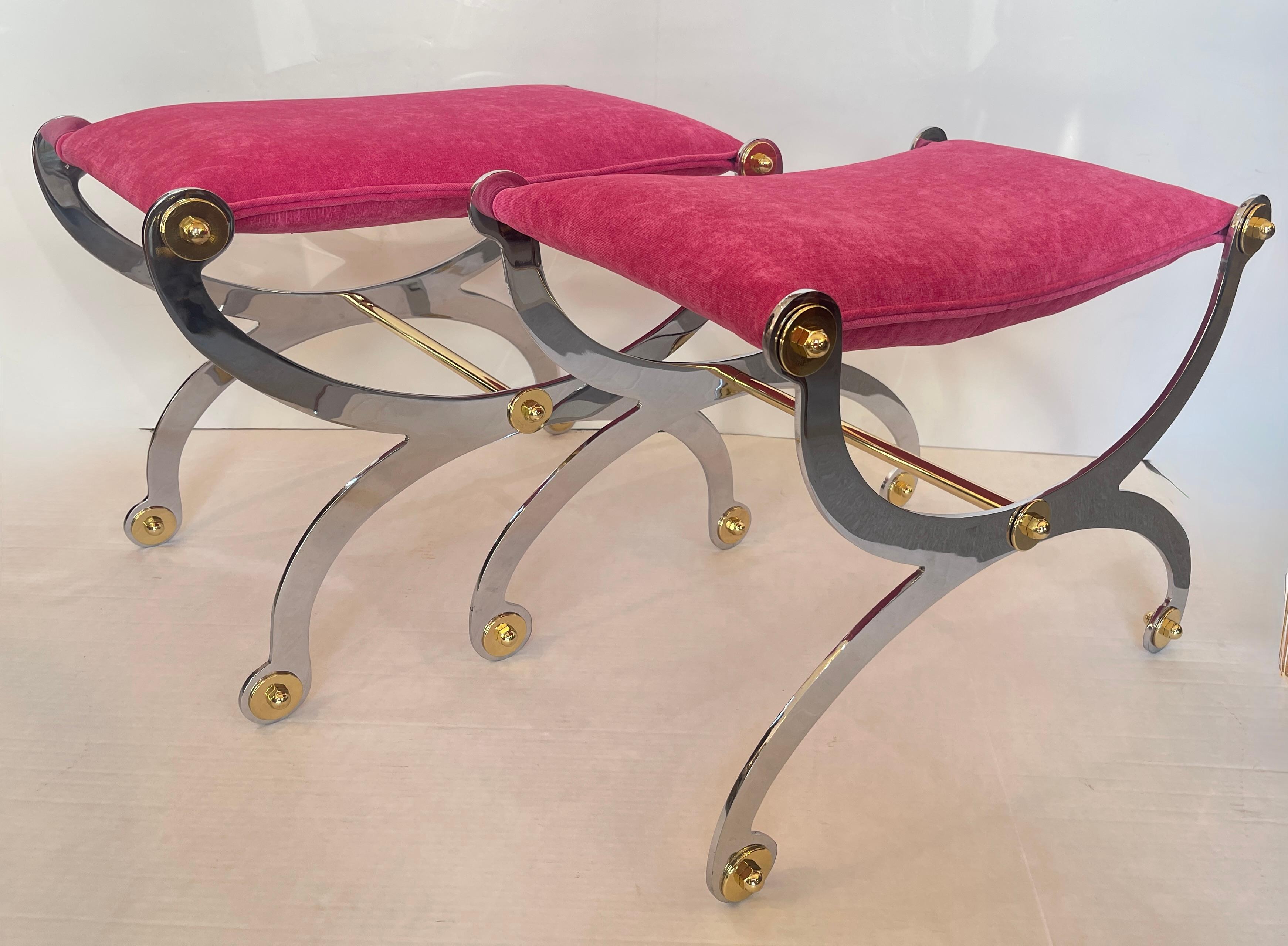 È appena arrivata questa fantastica coppia di Maison Jansen,  Panchine a Curule o a X, in acciaio e ottone lucidato, realizzate negli anni '60.
Hanno Ben  di recente  imbottito con sedute in velluto rosa.
Questa coppia di sgabelli  sono in acciaio