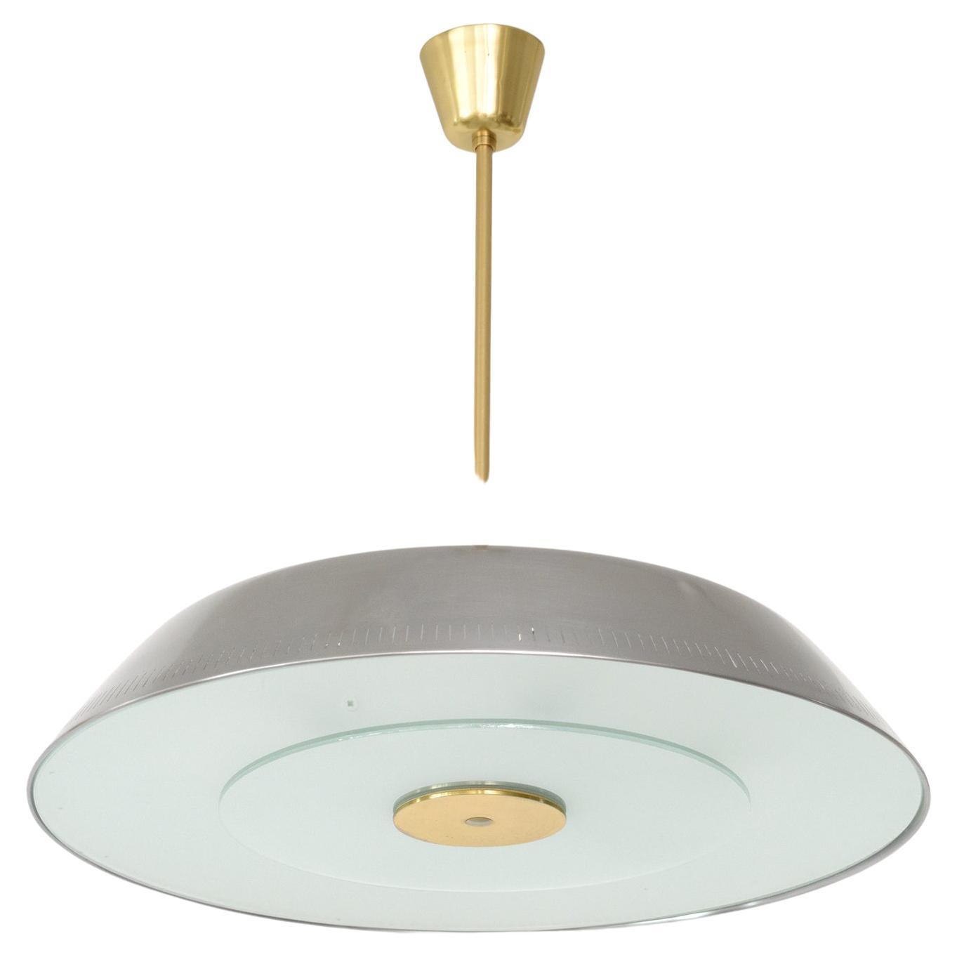 Rarísimo colgante escandinavo moderno de acero pulido y cristal diseñado por Harald Notini y fabricado por Böhlmarks, Suecia. Esta luminaria ha sido completamente restaurada y recableada de nuevo con 6 enchufes internos de base estándar y 3 enchufes