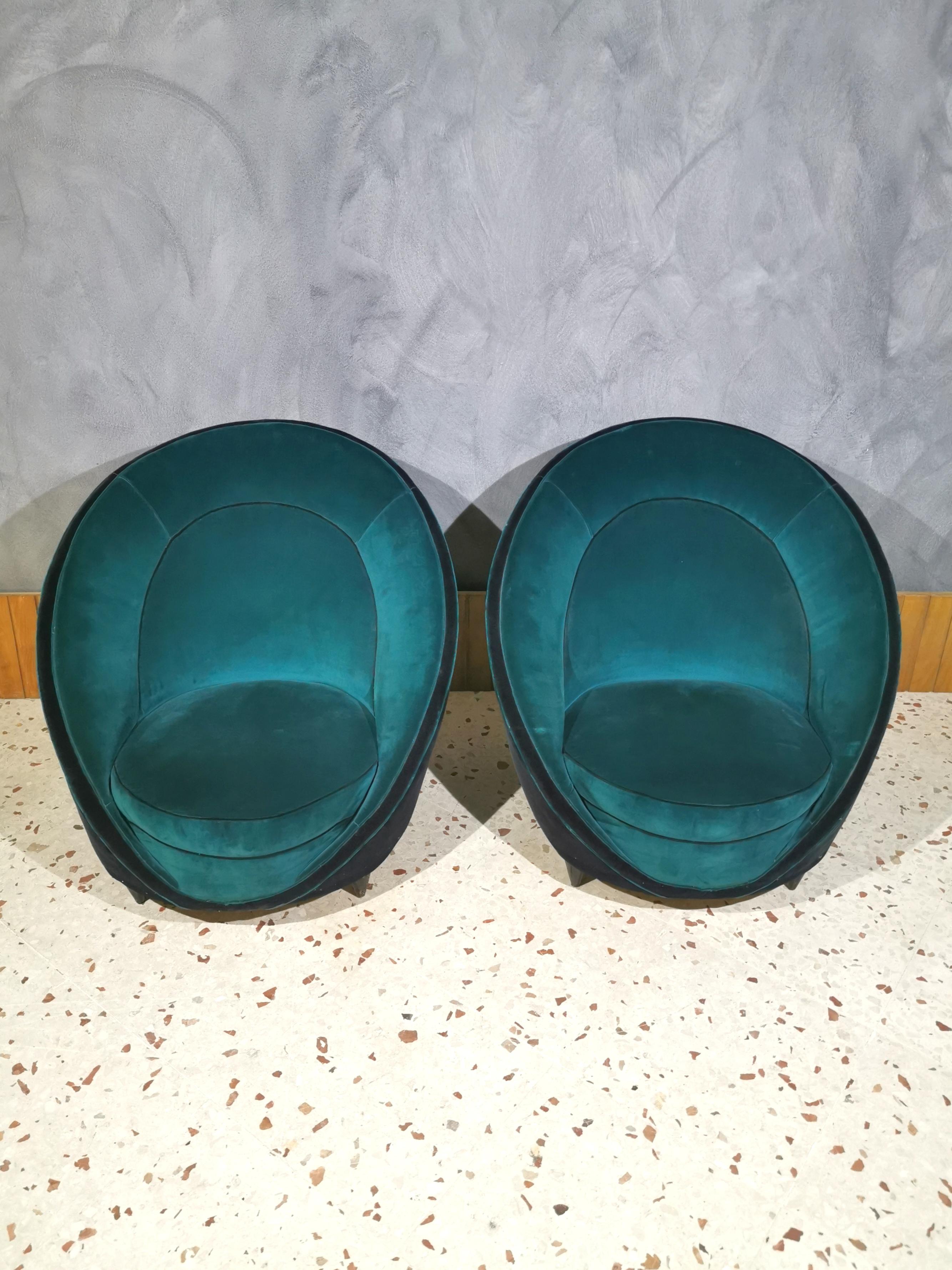 Unique and rare armchairs by the designer Gio Ponti, from the 1950s. Shape and elegance are part of these two-tone velvet seats and conical wooden feet, all original from the period. Set of 2.