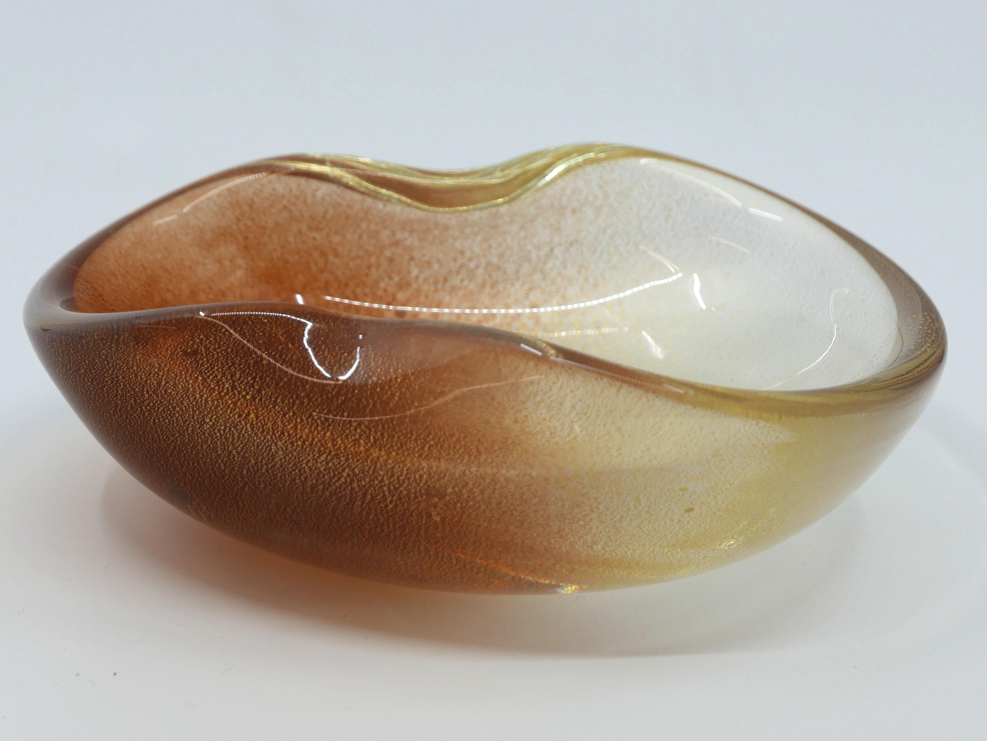 A rare Murano glass bowl of the Polveri series first introduced by Archimede Seguso in 1953, featuring lear glass with a unique fade made using glass powder and gold leaf inclusions.
Lit.:
umberto franzoi, art glass by archimede seguso, verona