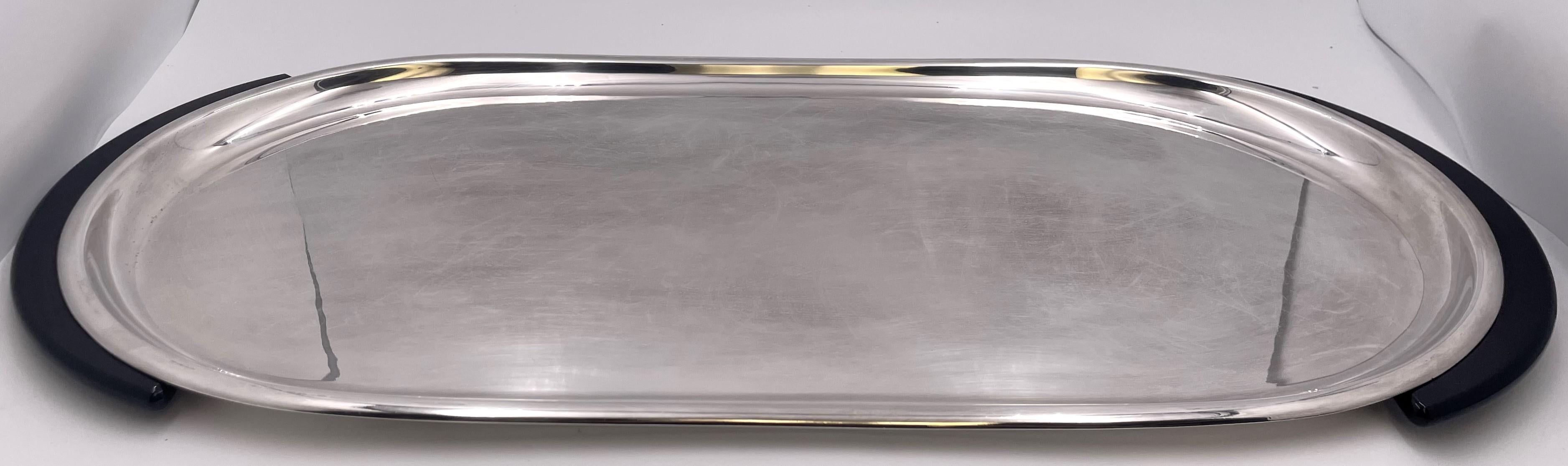 Rare set de 2 pichets Pomellato en argent sterling sur un plateau assorti, de style Mid-Century Modern avec un élégant design géométrique, composé de 

un plateau mesurant 28'' d'une poignée à l'autre, 13'' de largeur et 1/2'' de hauteur. 
un pichet