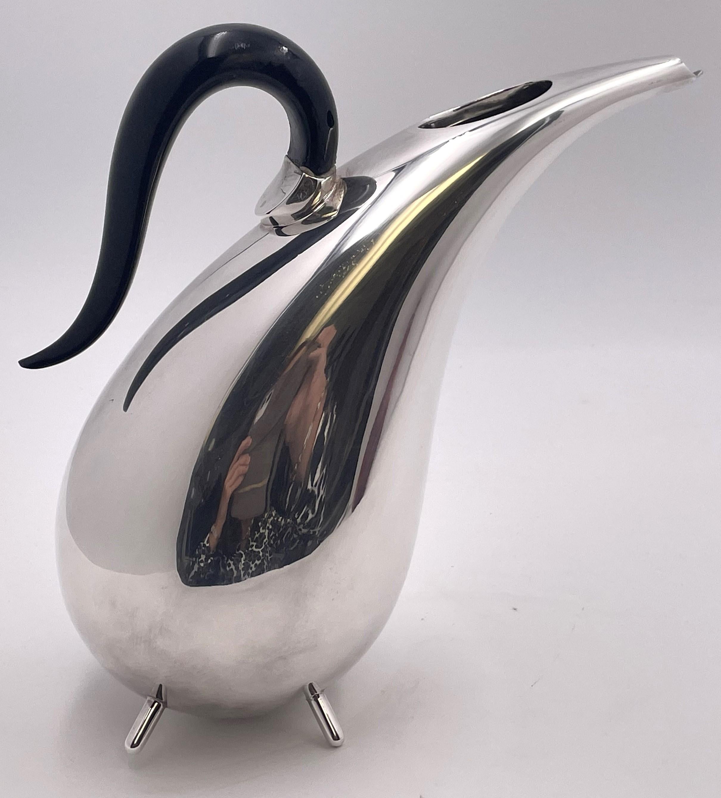 20ième siècle Rare Pomellato Sterling Silver Set of 2 Pitchers on Tray Mid-Century Modern (Ensemble de 2 pichets en argent sterling sur plateau) en vente