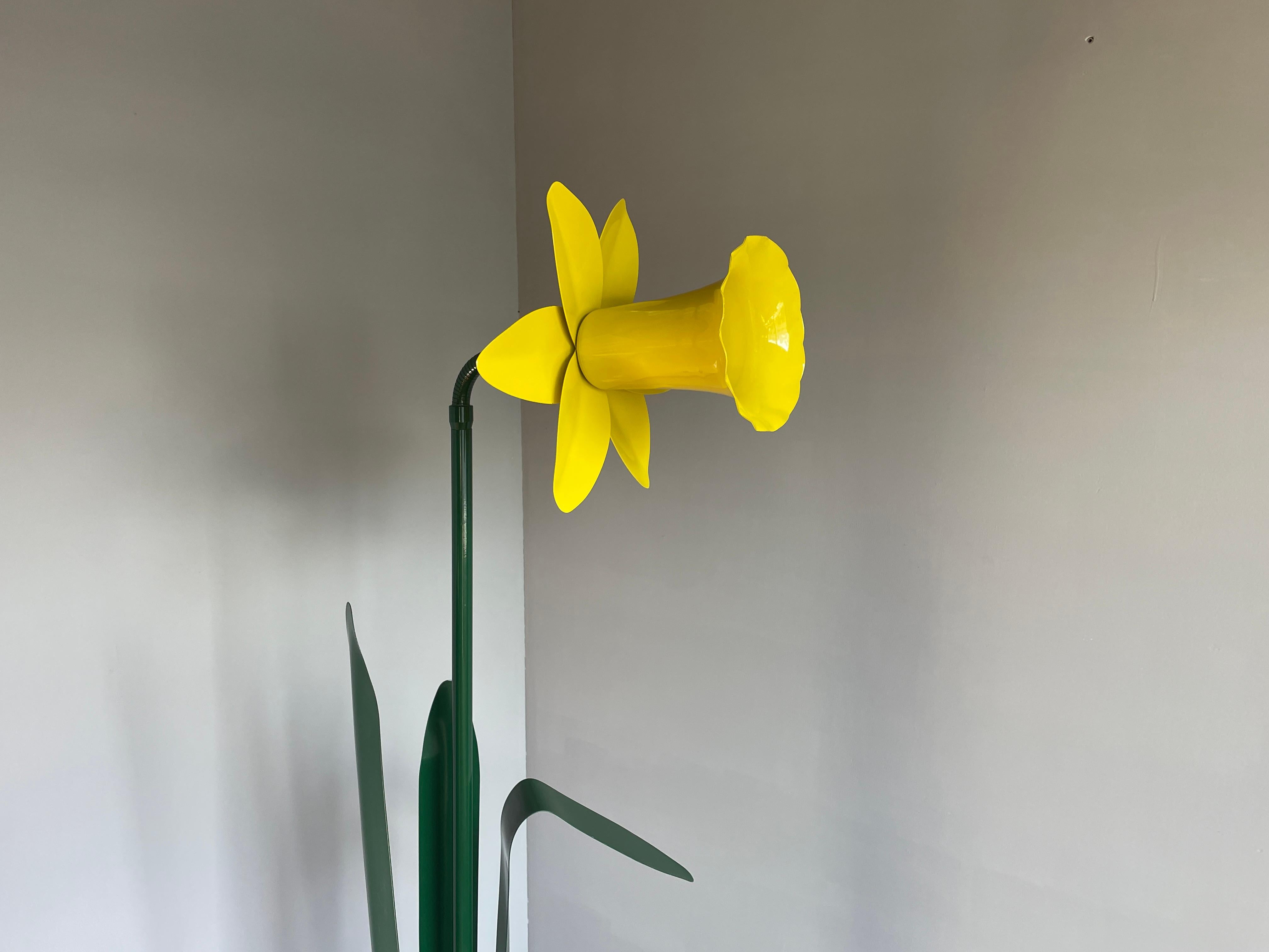 Seltene Pop Art Narzissengrün & Gelb bemalte Metall Stehlampe von Peter Bliss 3