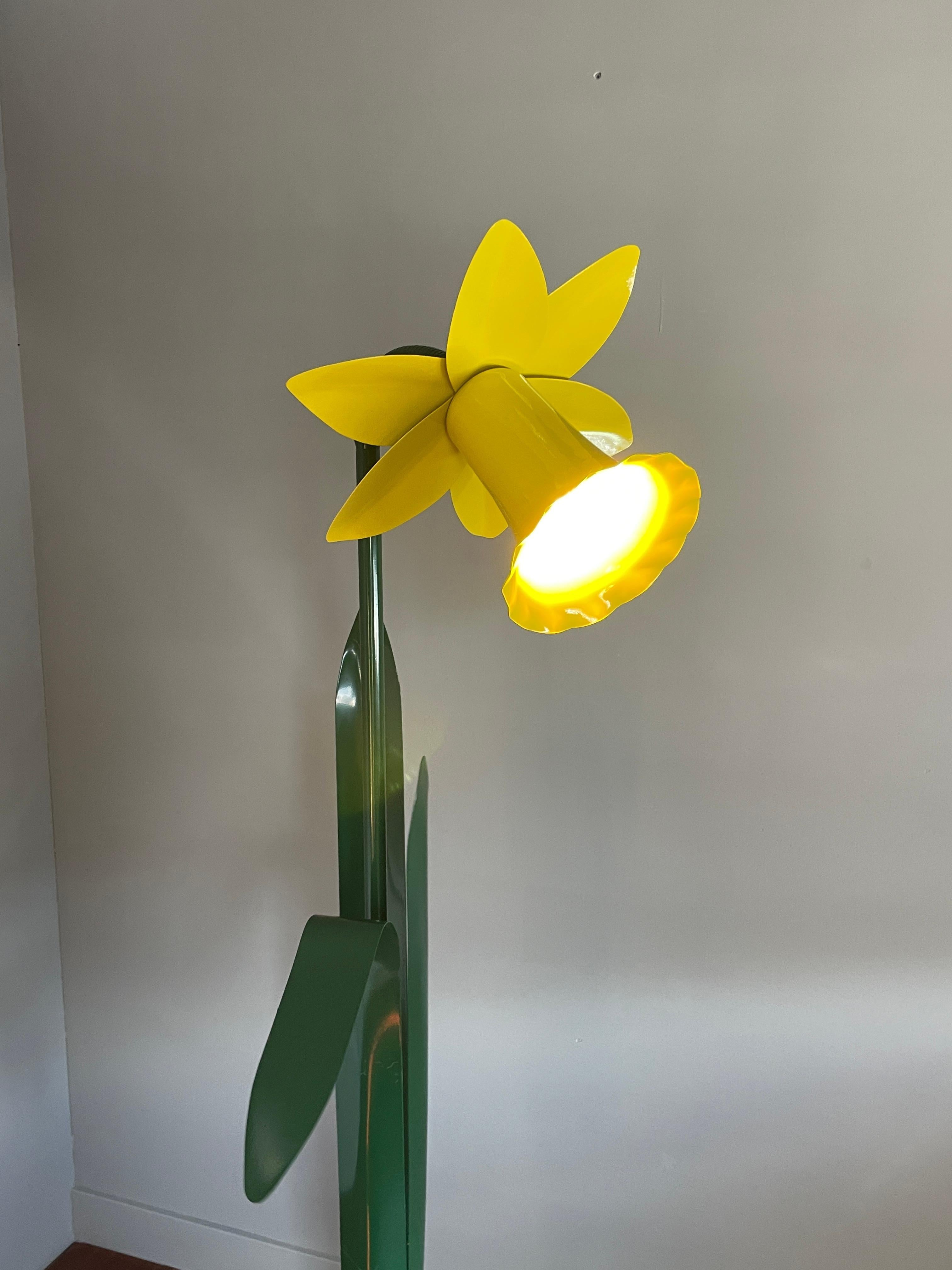 Seltene Pop Art Narzissengrün & Gelb bemalte Metall Stehlampe von Peter Bliss 10