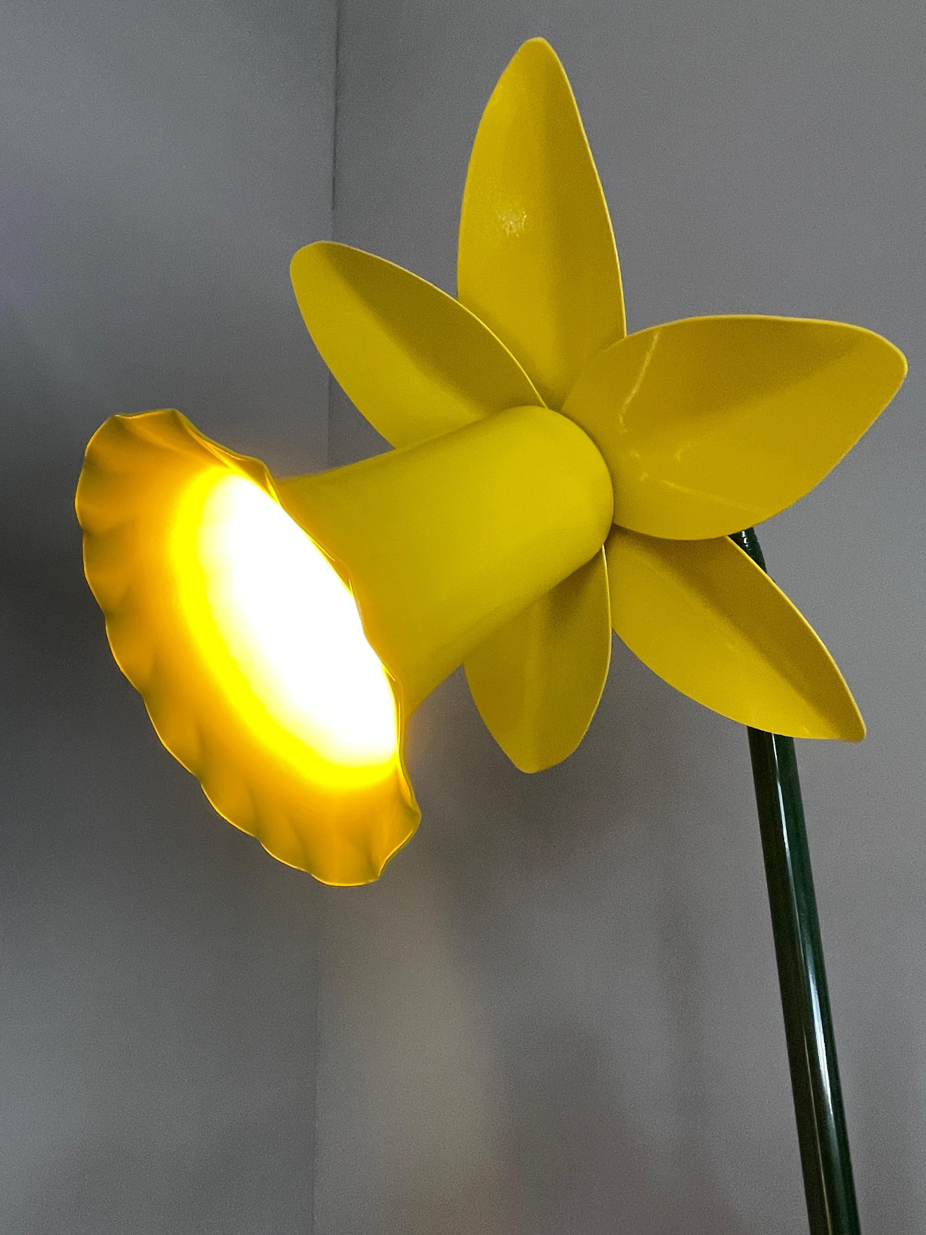 Seltene Pop Art Narzissengrün & Gelb bemalte Metall Stehlampe von Peter Bliss 11