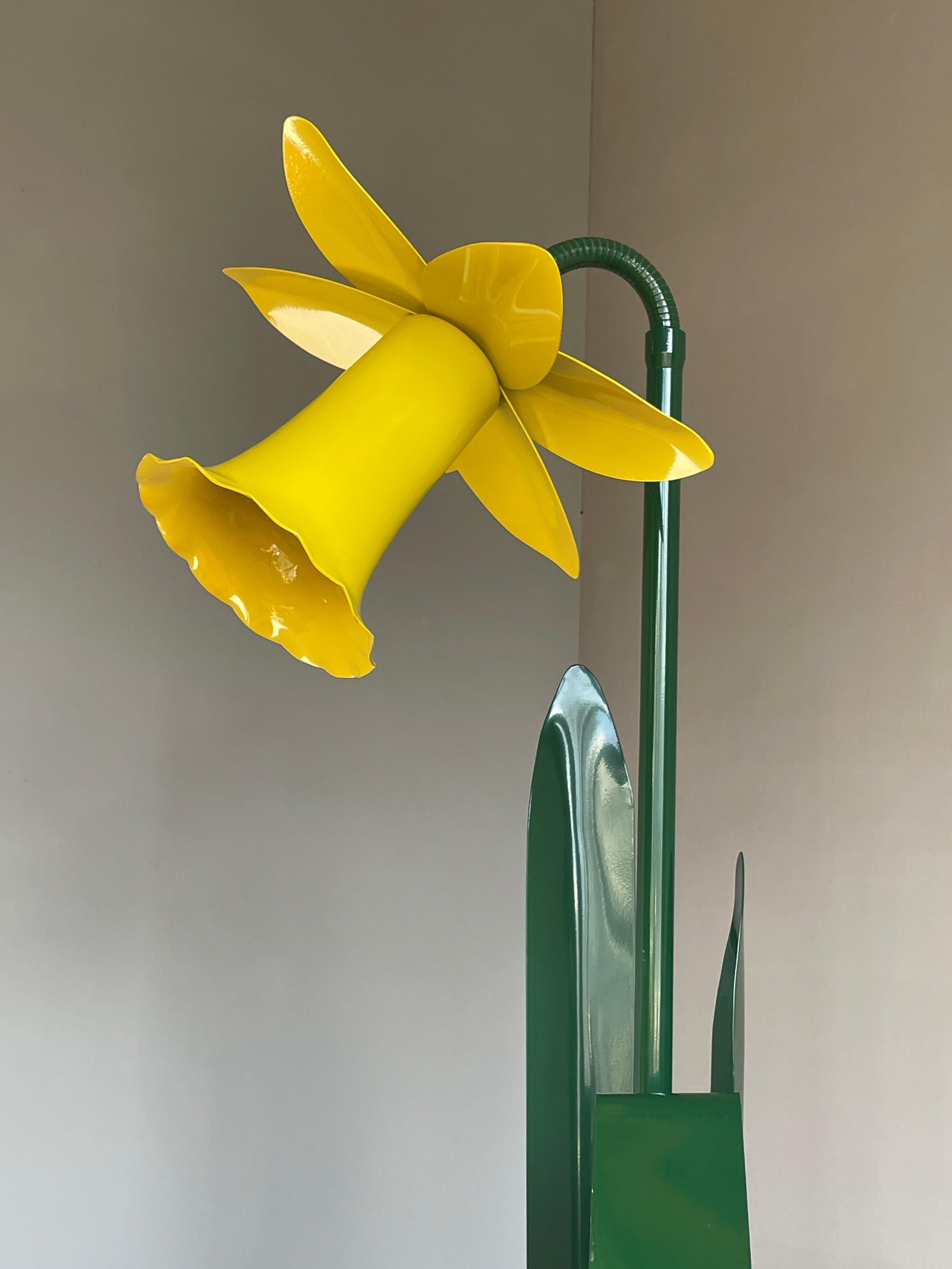 Sehr coole Pop Art Stehlampe mit einem mintfarbenen Narzissenblütenschirm und dito grünem Schwanenhals.

Für die Sammler und Liebhaber seltener Pop-Art bieten wir diese große und wunderbar stilisierte Stehlampe mit Narzissendesign an. Von demselben