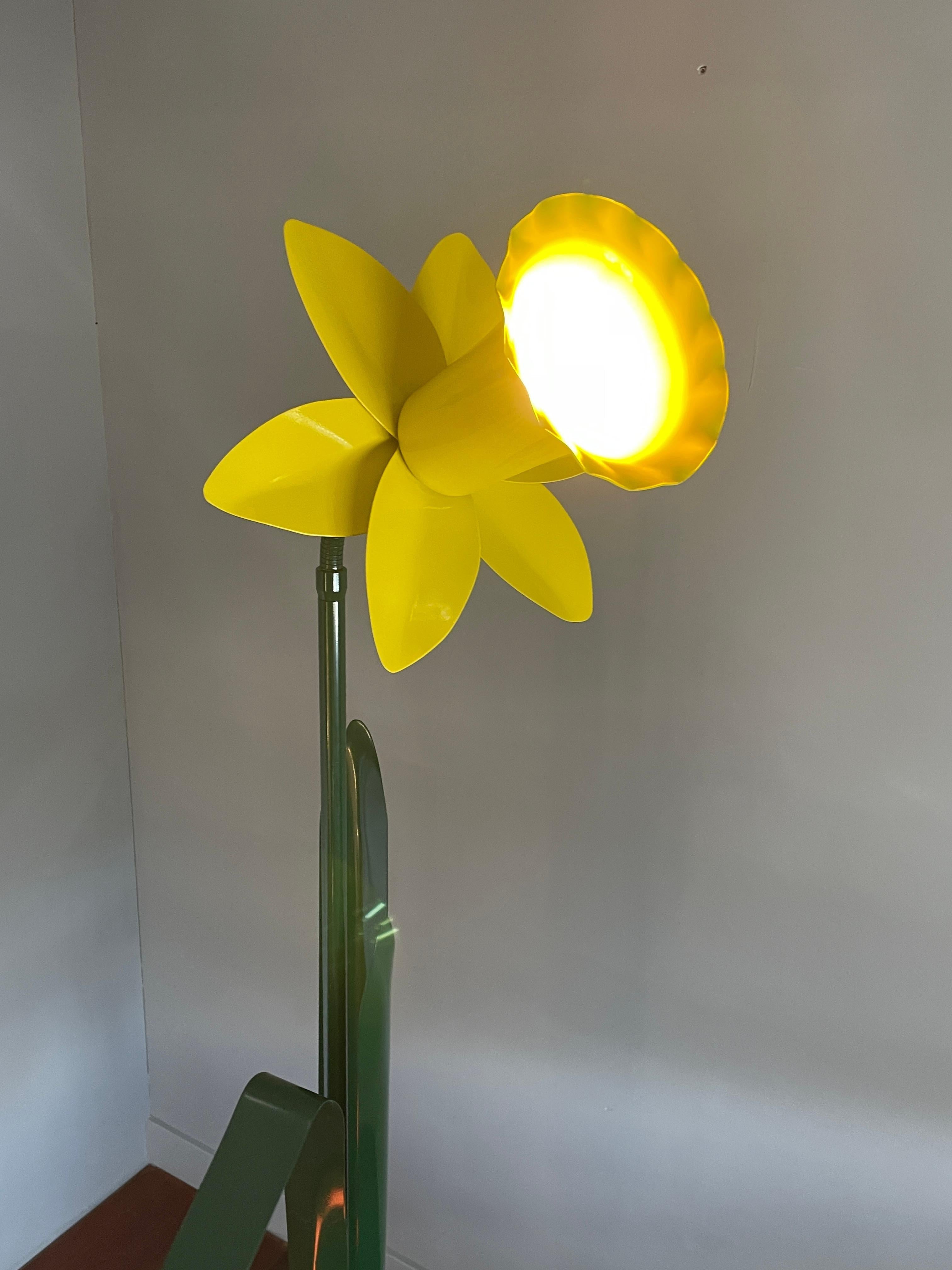 Seltene Pop Art Narzissengrün & Gelb bemalte Metall Stehlampe von Peter Bliss (Britisch)