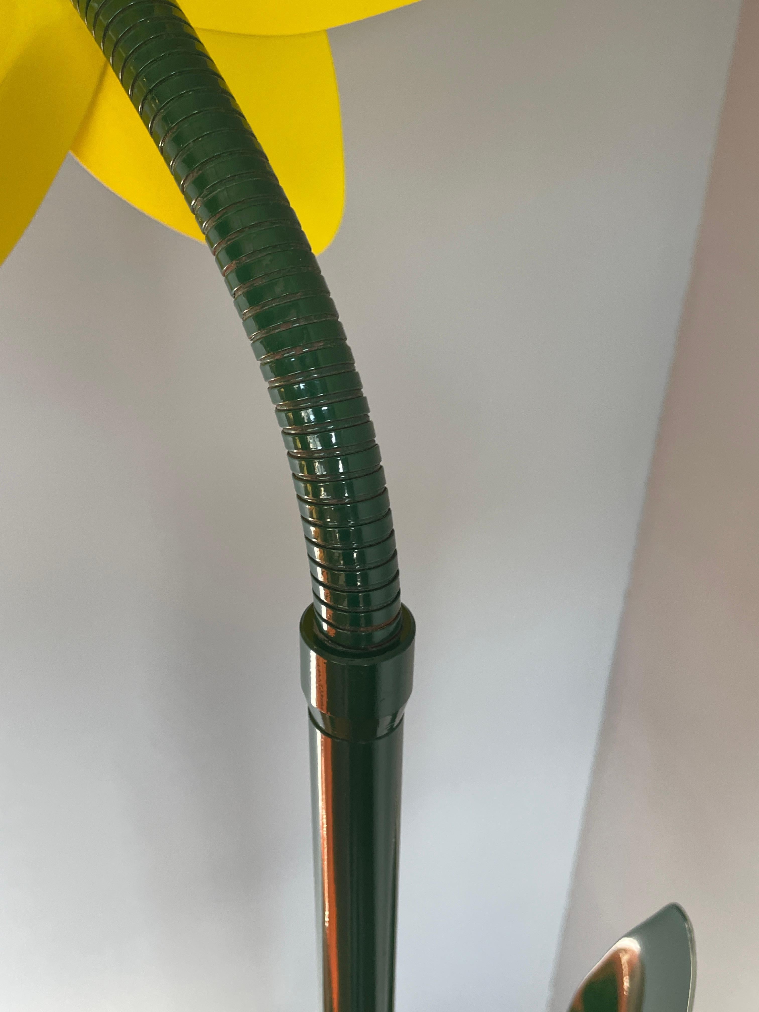 Seltene Pop Art Narzissengrün & Gelb bemalte Metall Stehlampe von Peter Bliss (20. Jahrhundert)
