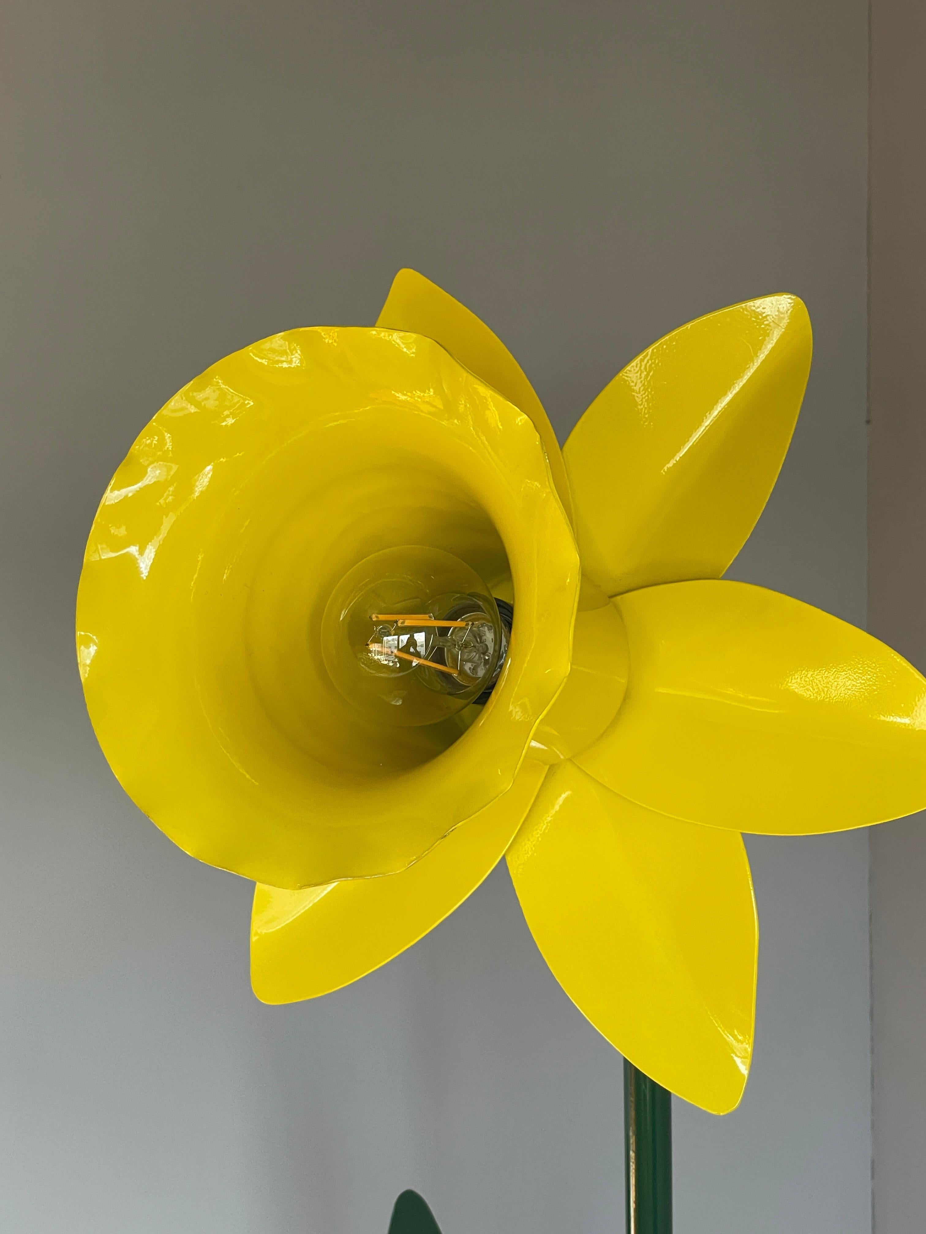 Seltene Pop Art Narzissengrün & Gelb bemalte Metall Stehlampe von Peter Bliss 1