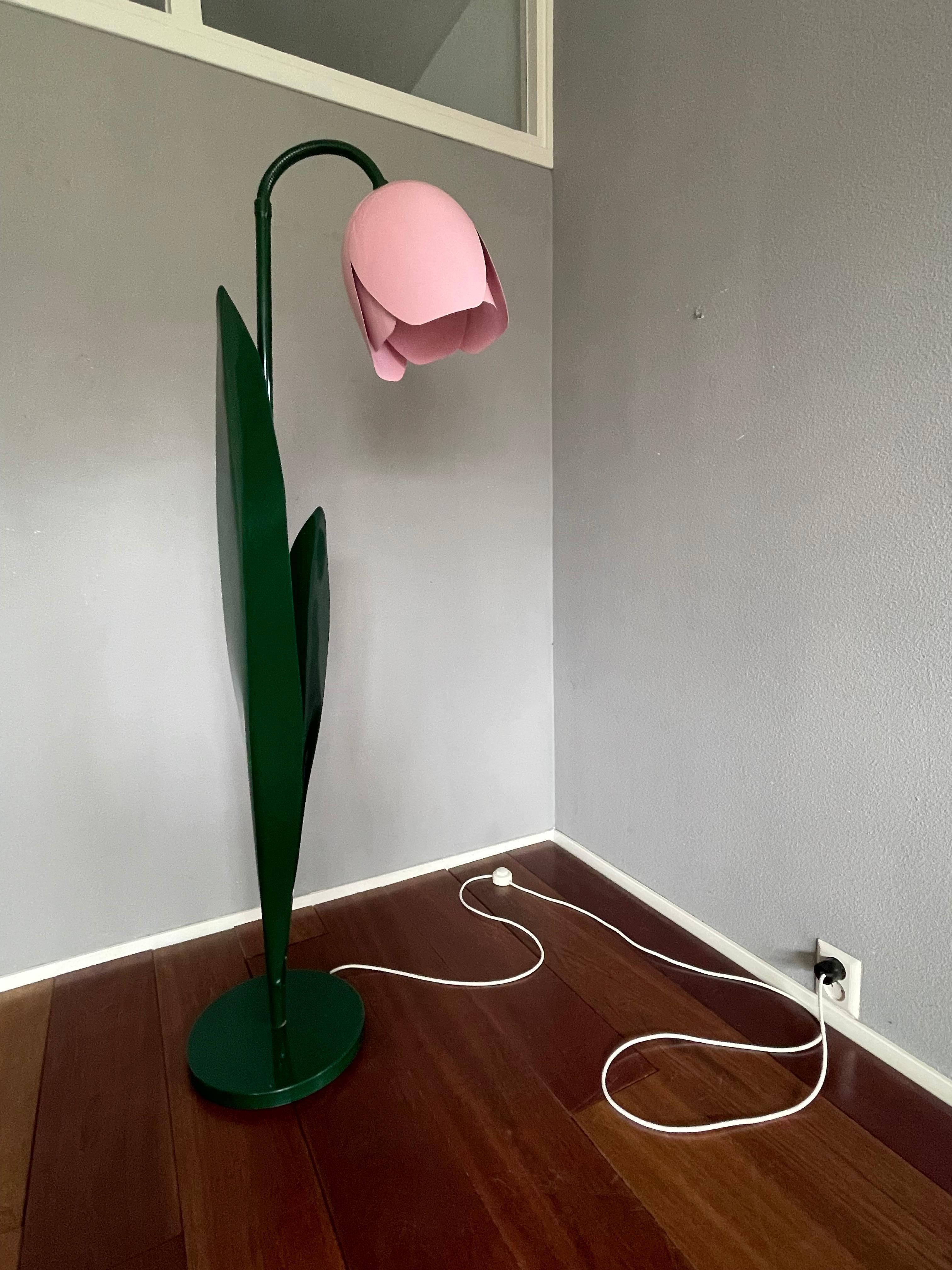 Very cool British Pop Art floor lamp with a unique, light lilac tulip flower shade.

For the collectors and enthousiasts of pop art, we are offering this very rare and stylized tulip design floor lamp. Twice before have we sold similar floor lamps