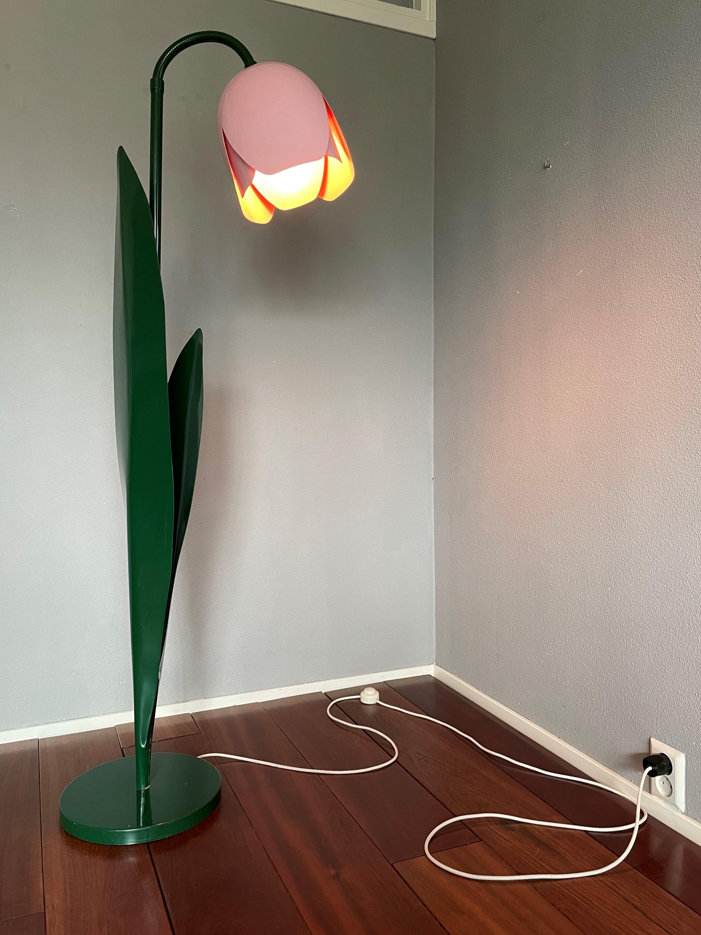 Rare Pop Art Tulip Floor Lamp in Green and Lilac Painted Metal by Bliss UK 1980s In Good Condition In Lisse, NL