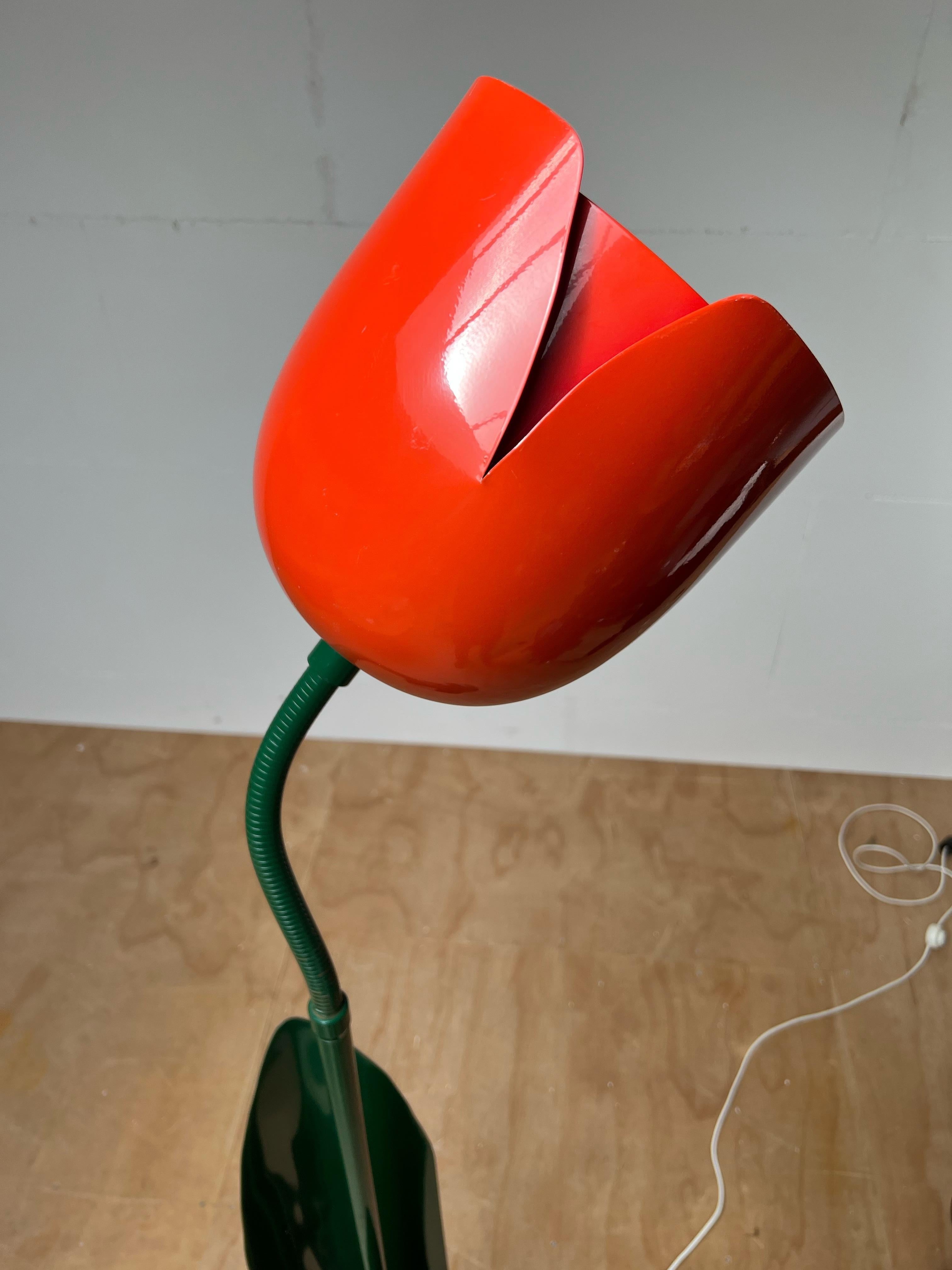 Rare Pop Art Tulip Floor Lamp in Green and Red Painted Metal by Bliss UK 1980s In Good Condition In Lisse, NL