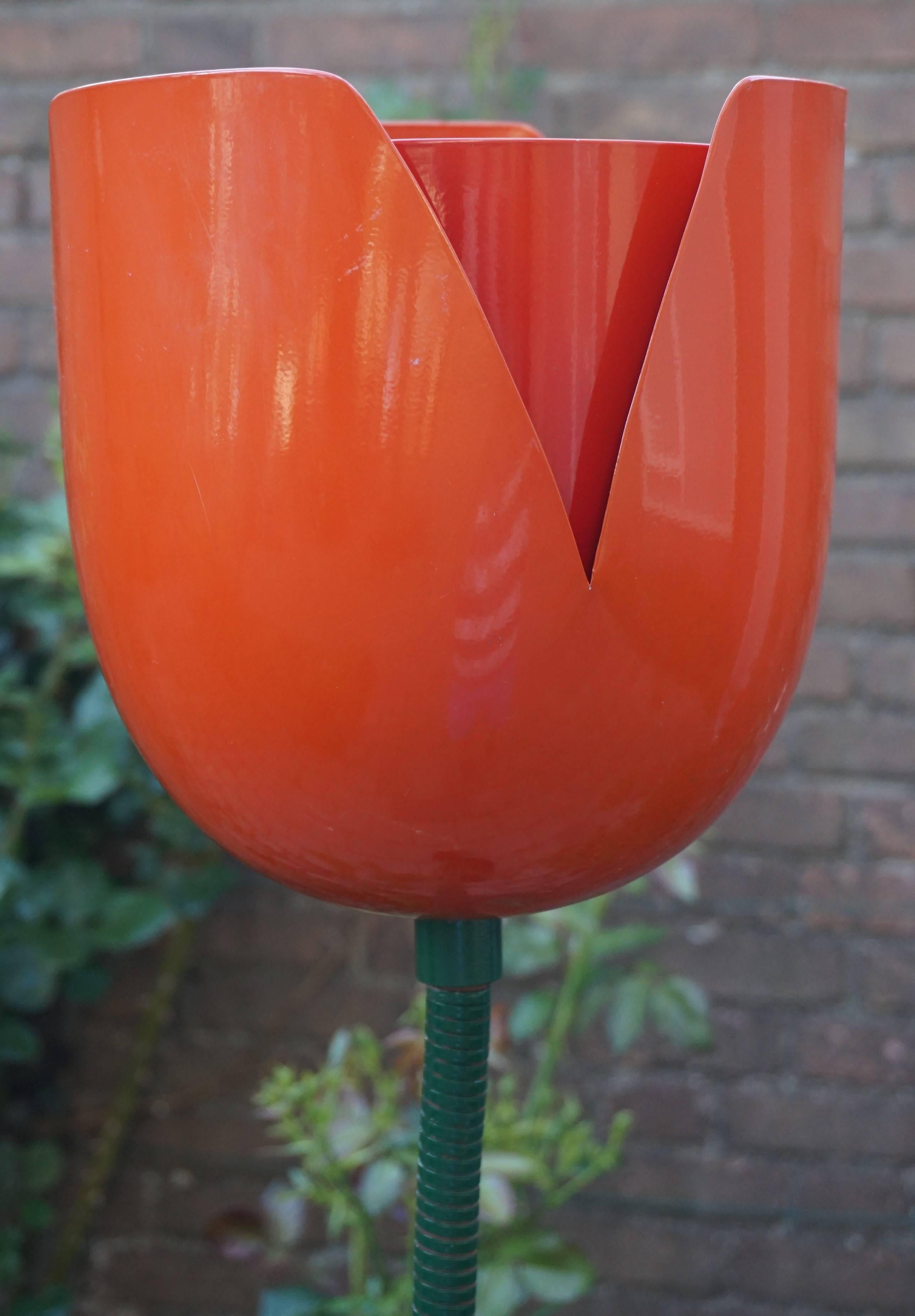 Rare Pop Art Tulip Floor Lamp in Green and Red Painted Metal by Bliss UK 1980s In Good Condition In Lisse, NL