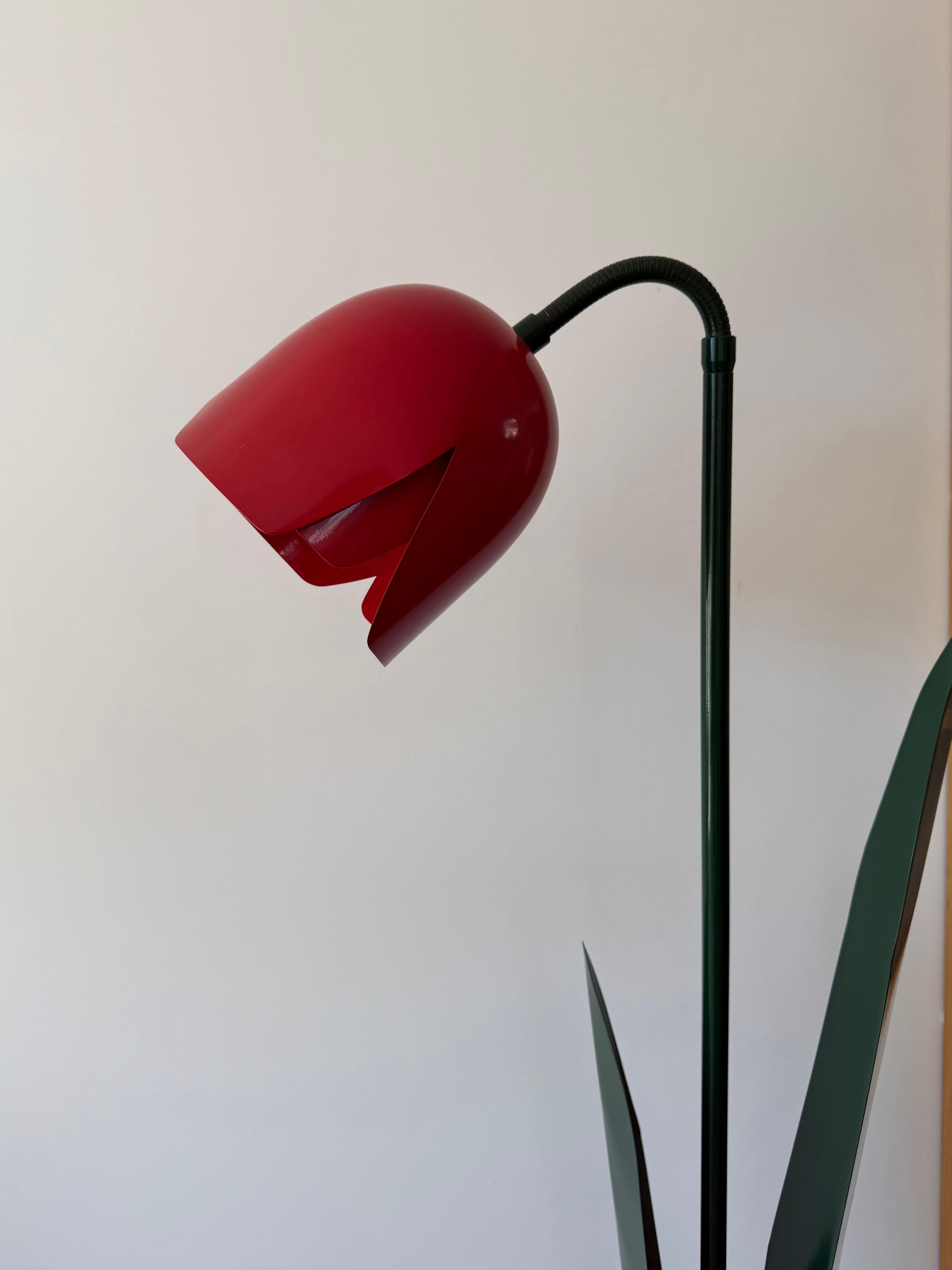 Seltene Pop Art Tulip Stehlampe in grün & rot lackiertem Metall von Peter Bliss 1980er Jahre im Angebot 5