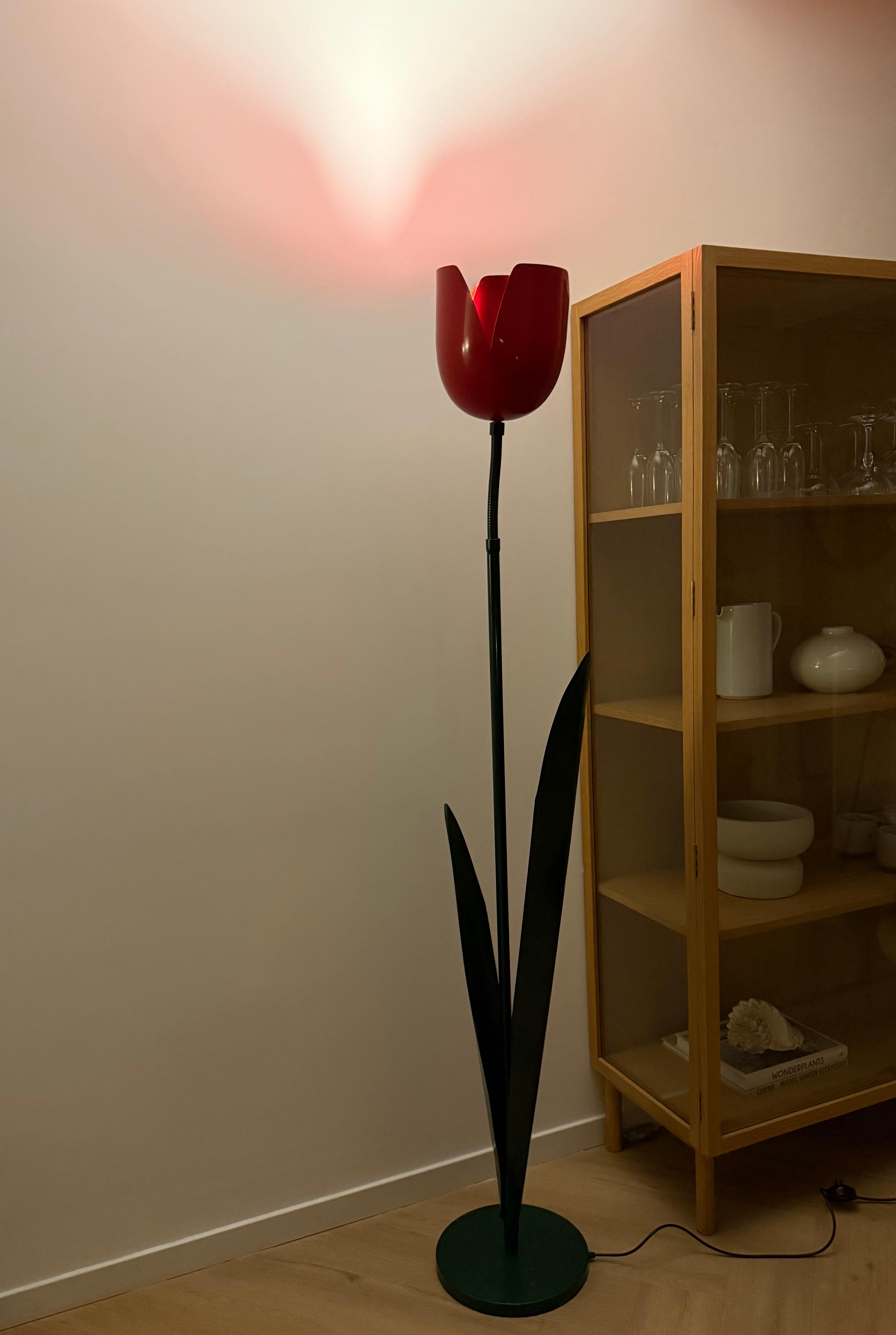 Seltene Pop Art Tulip Stehlampe in grün & rot lackiertem Metall von Peter Bliss 1980er Jahre im Angebot 6