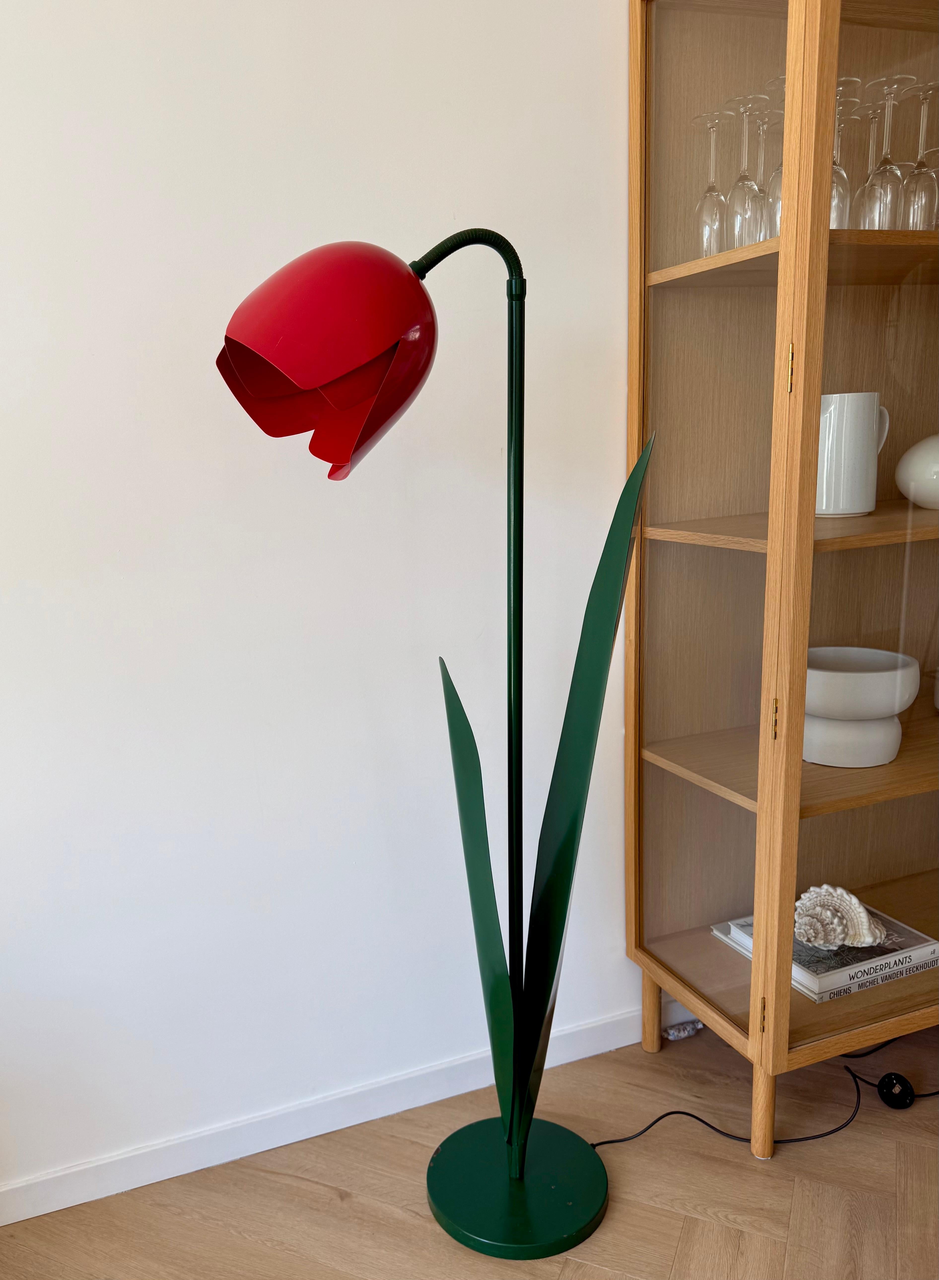 Einzigartige und sehr coole britische Pop Art Stehleuchte von Peter Bliss.

Für Sammler, Designliebhaber und Liebhaber der Pop Art bieten wir diese sehr seltene und stilisierte Tulpen-Stehleuchte an. Er ist vollständig aus lackiertem Metall