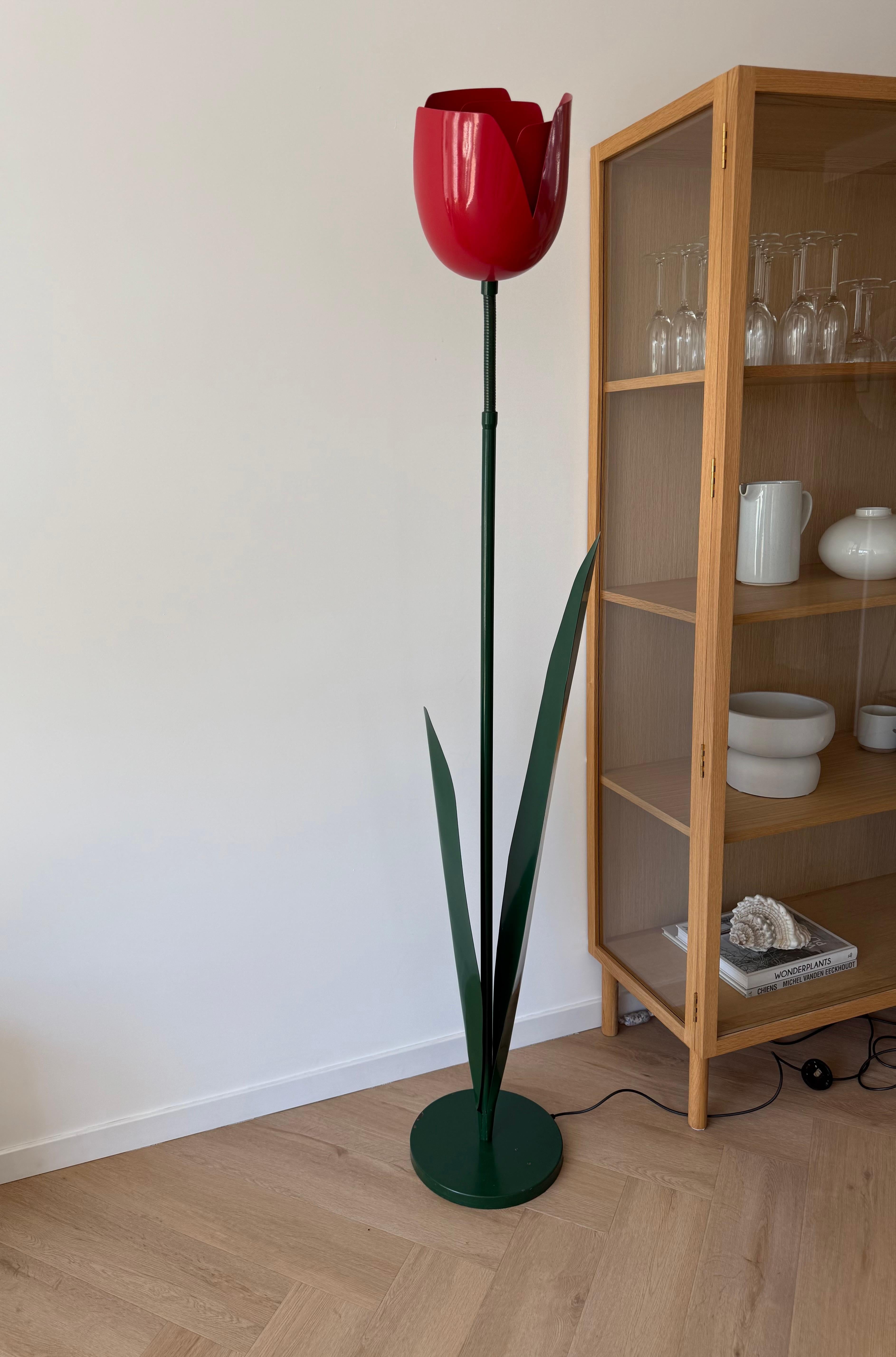 Seltene Pop Art Tulip Stehlampe in grün & rot lackiertem Metall von Peter Bliss 1980er Jahre (Postmoderne) im Angebot