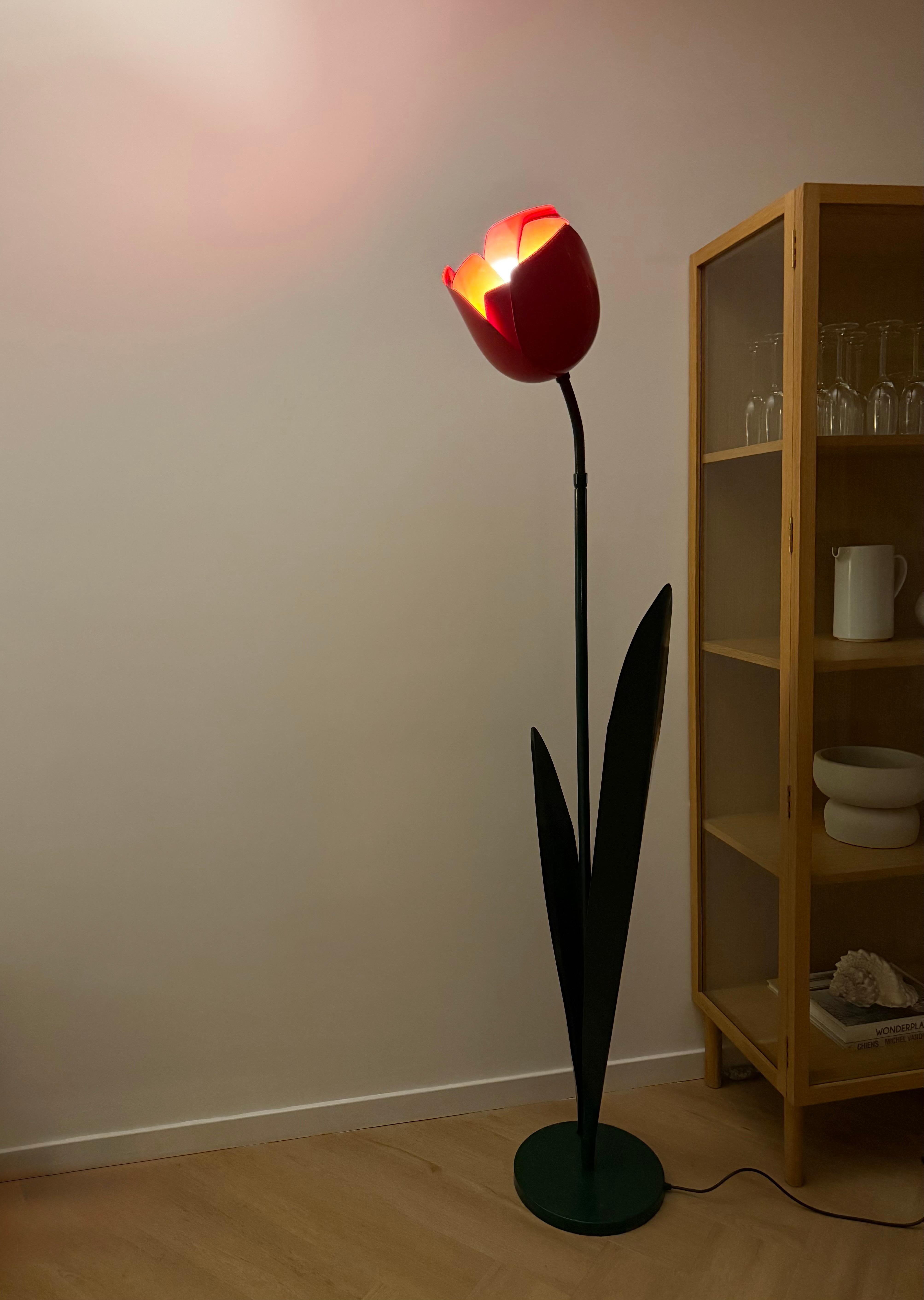 Seltene Pop Art Tulip Stehlampe in grün & rot lackiertem Metall von Peter Bliss 1980er Jahre (Britisch) im Angebot