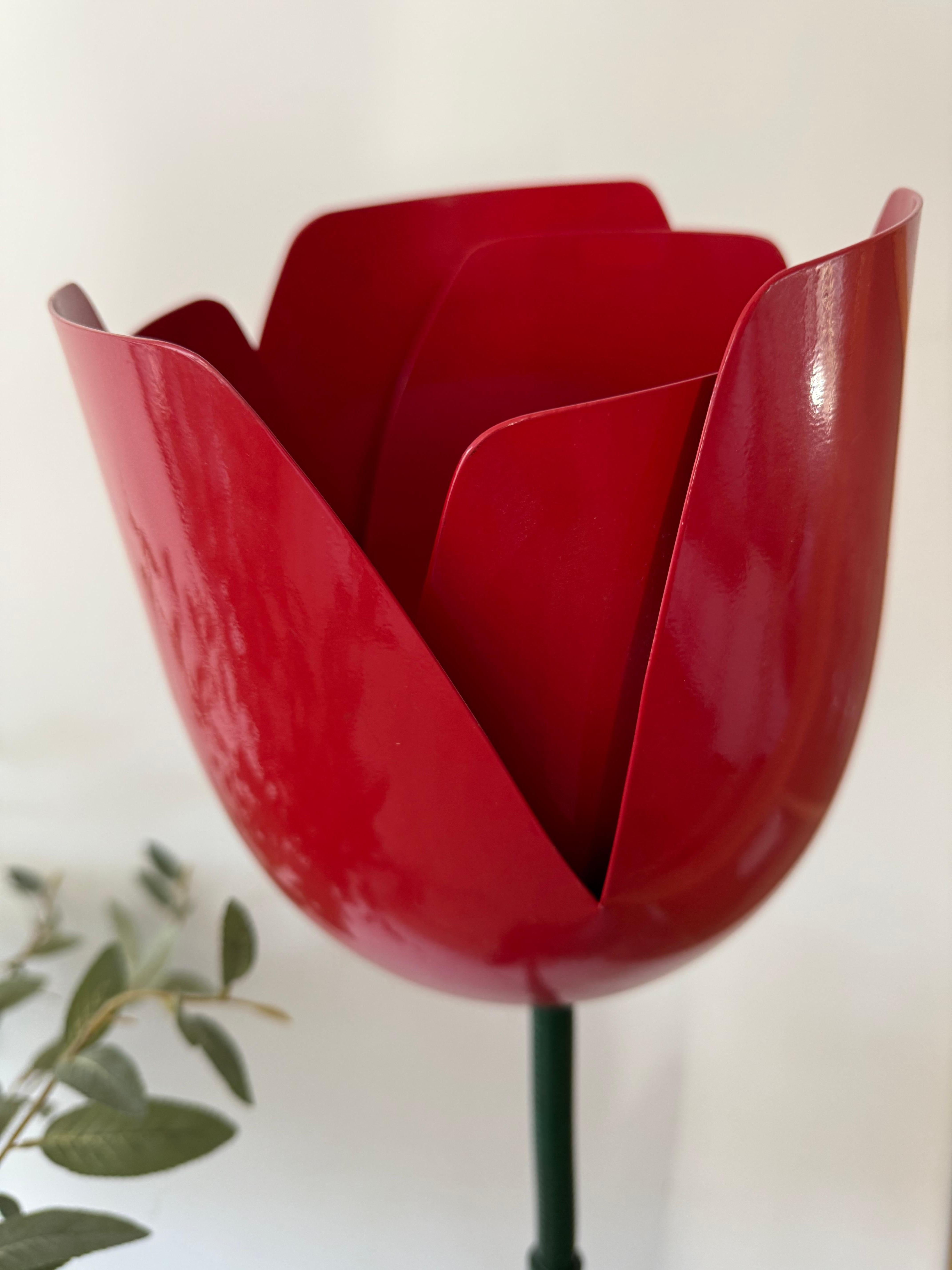 Seltene Pop Art Tulip Stehlampe in grün & rot lackiertem Metall von Peter Bliss 1980er Jahre im Zustand „Gut“ im Angebot in Lisse, NL