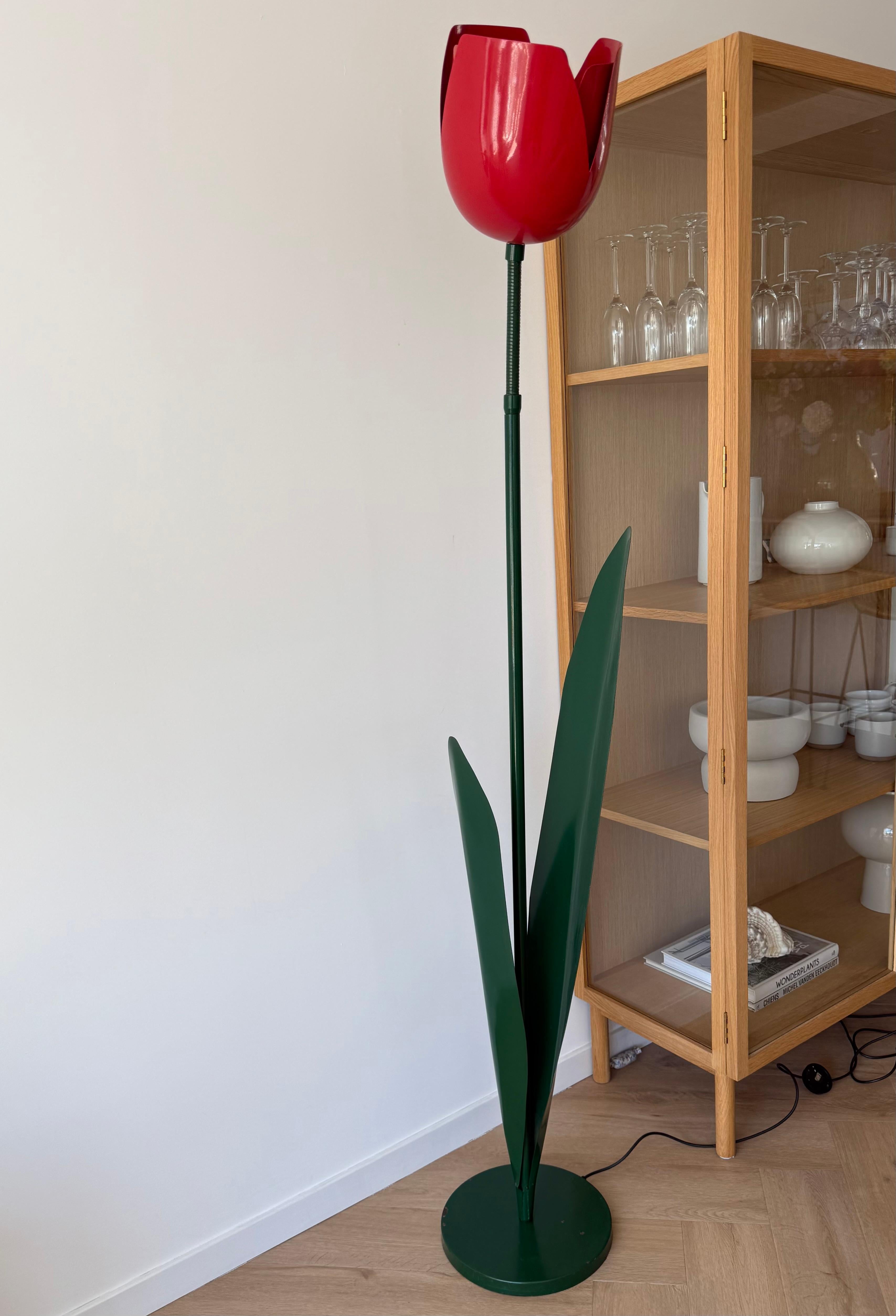 Seltene Pop Art Tulip Stehlampe in grün & rot lackiertem Metall von Peter Bliss 1980er Jahre (20. Jahrhundert) im Angebot