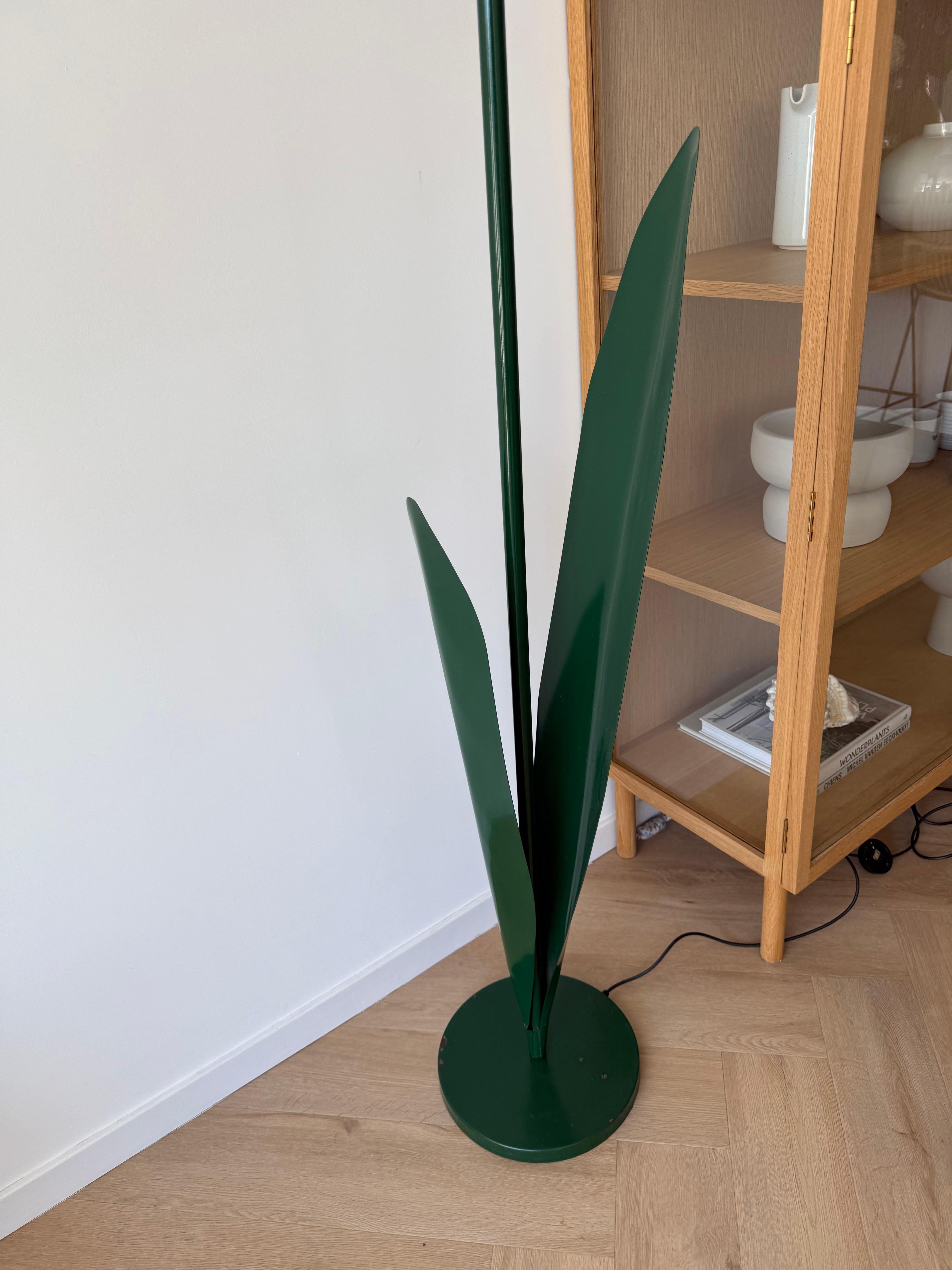 Seltene Pop Art Tulip Stehlampe in grün & rot lackiertem Metall von Peter Bliss 1980er Jahre im Angebot 1
