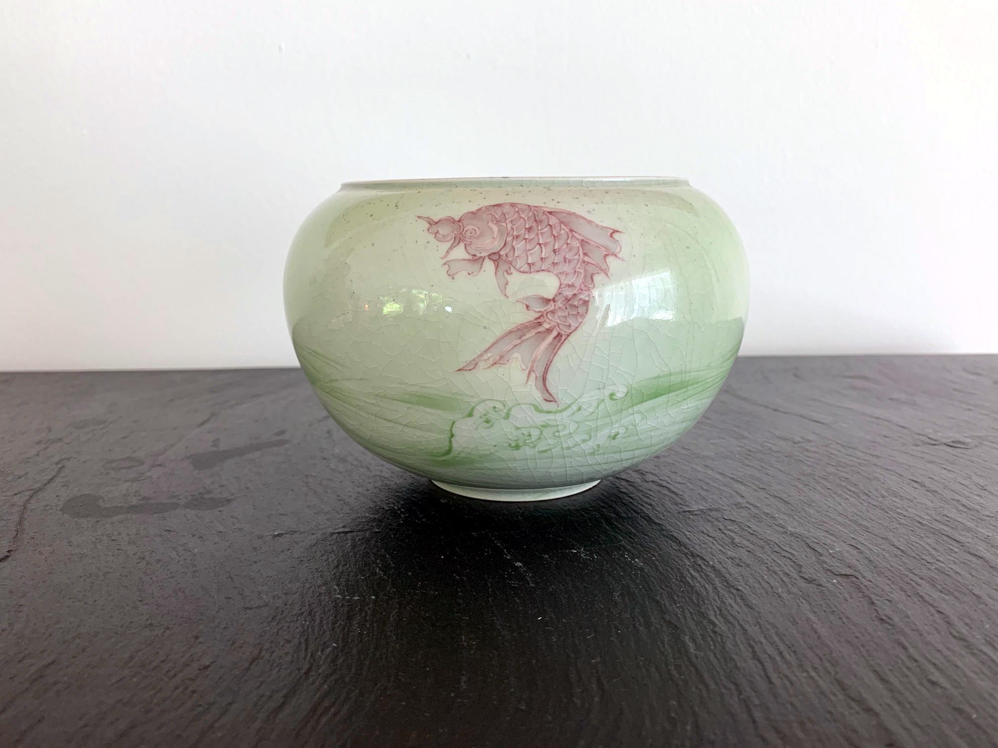Una ciotola in porcellana estremamente fine e delicata proveniente dallo studio del Potter Studio Makuzu Kozan, noto anche come Miyagawa Kozan (1842-1916), uno dei ceramisti più affermati e collezionati del periodo Meiji. Nato con il nome di