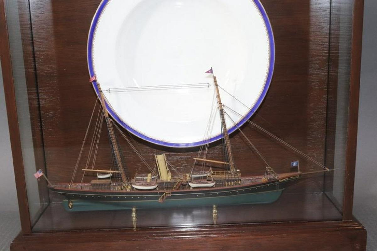 Porcelaine Plat en porcelaine rare du yacht Corsair W Model en vente