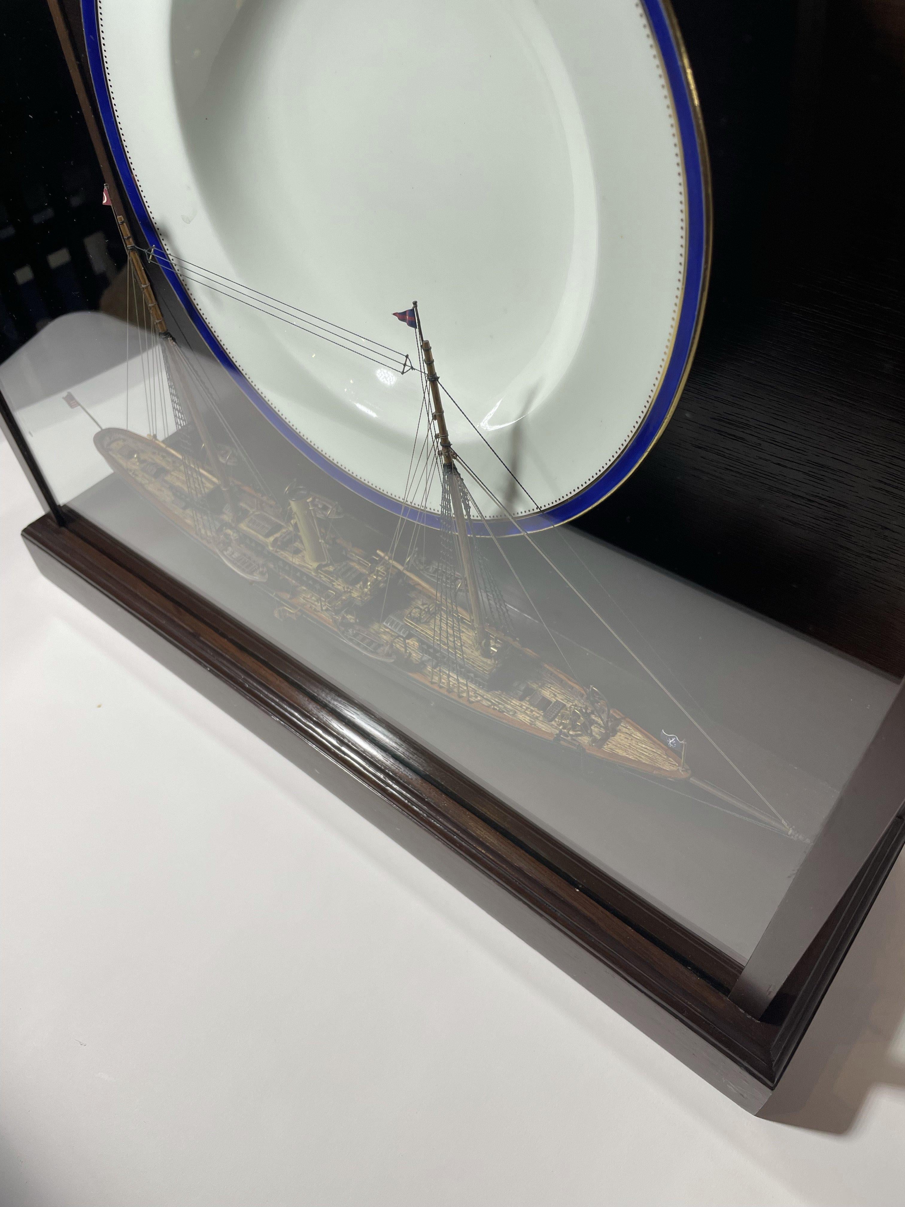 Seltene Porzellanschale von Yacht Corsair mit Modell (Spätes 19. Jahrhundert) im Angebot