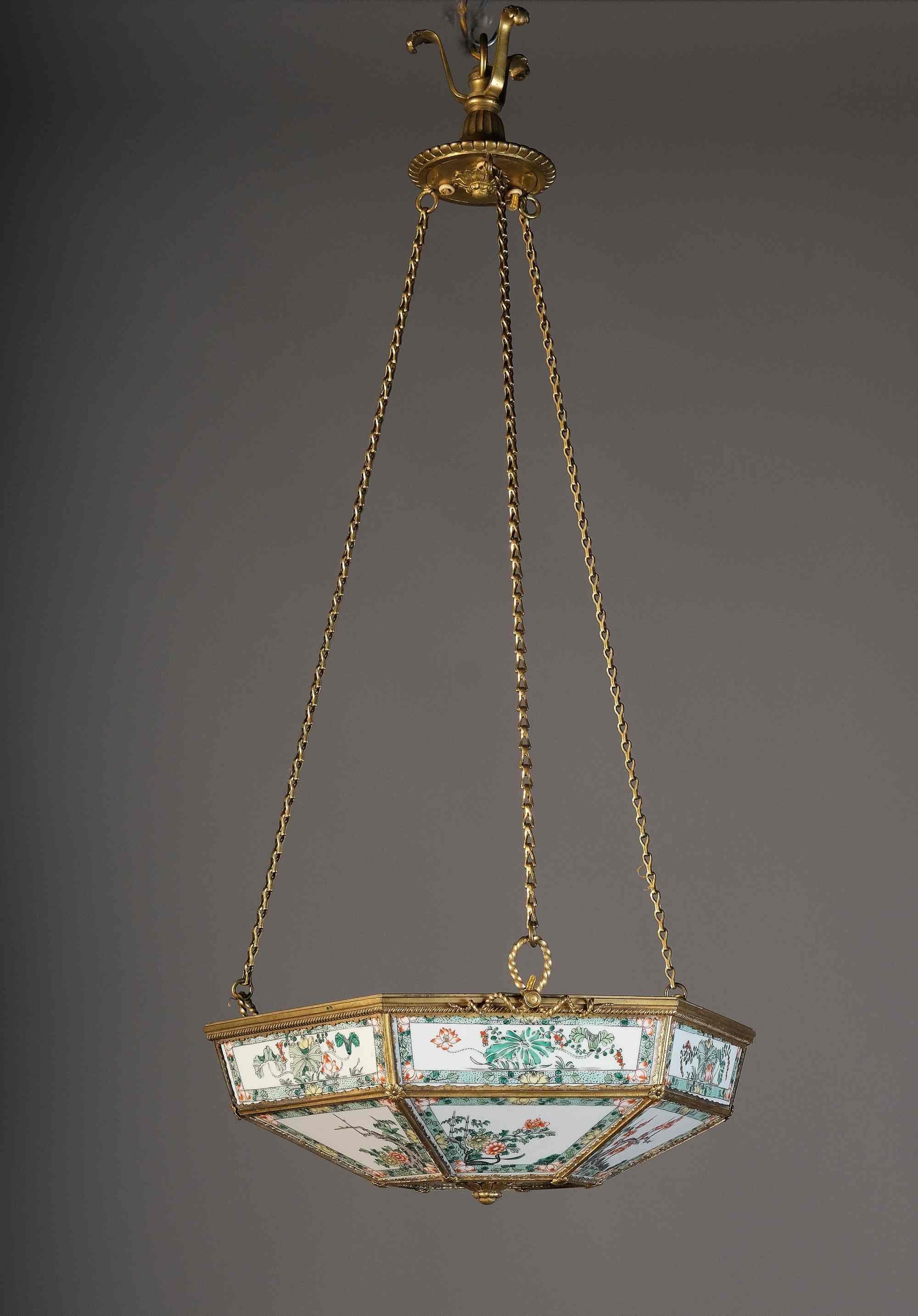 Diese äußerst seltene Lampe besteht aus Kangxi-Porzellanplatten mit einem Rahmen aus vergoldeter Bronze im Stil von Charles X. Die klassischen chinesischen Tafeln sind fein gerahmt und auf der Innenseite mit zarten Blumen- und Laubkompositionen