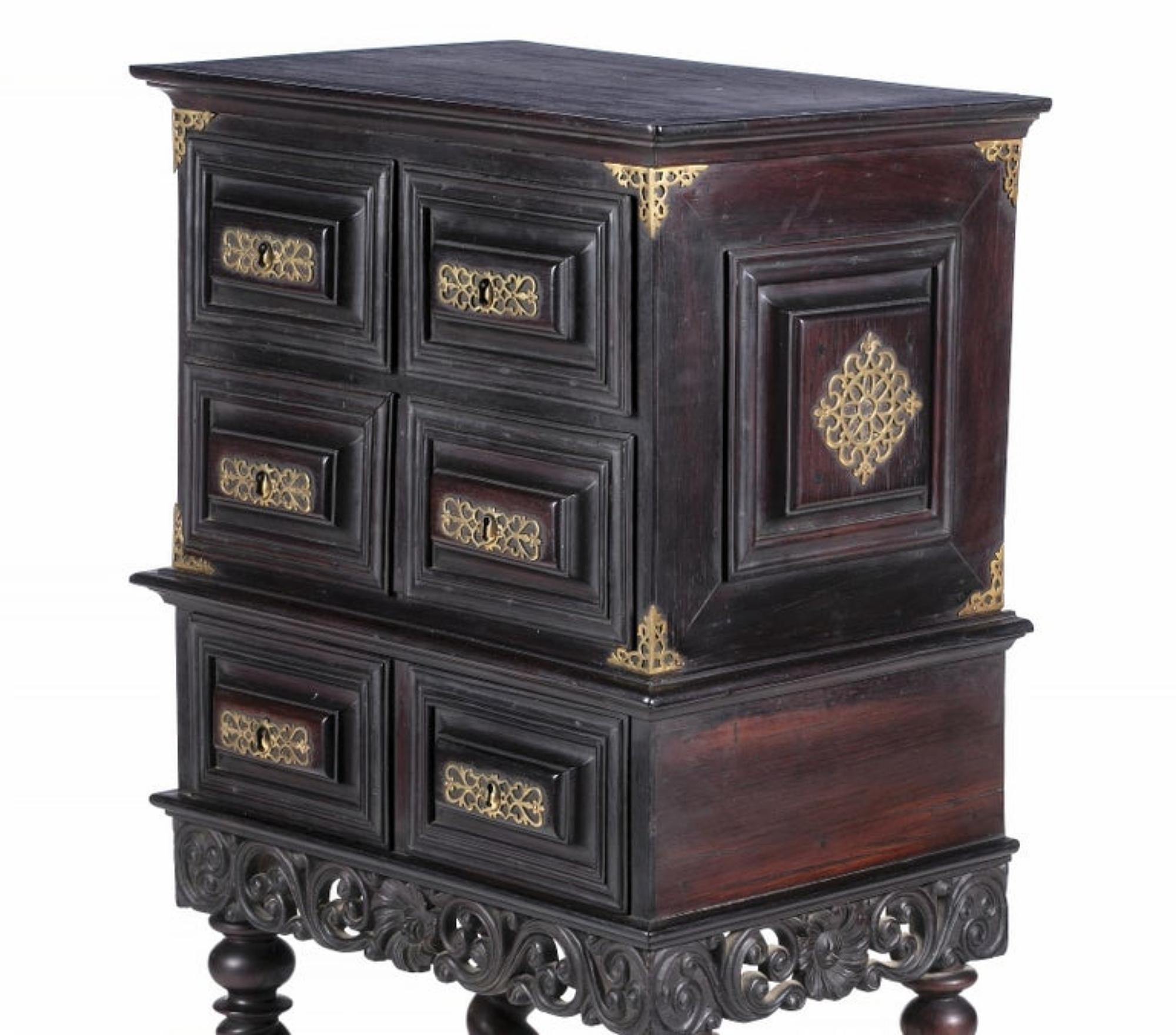 Portuguese 18th century cabinet
Made of kingwood.
Three drawers simulating four.
Base with profusely decorated skirts with plant motifs, turned legs and beams. Hardware and fittings in yellow metal.
Small defects.
Dimensions: 102 x 54 x 37 cm.