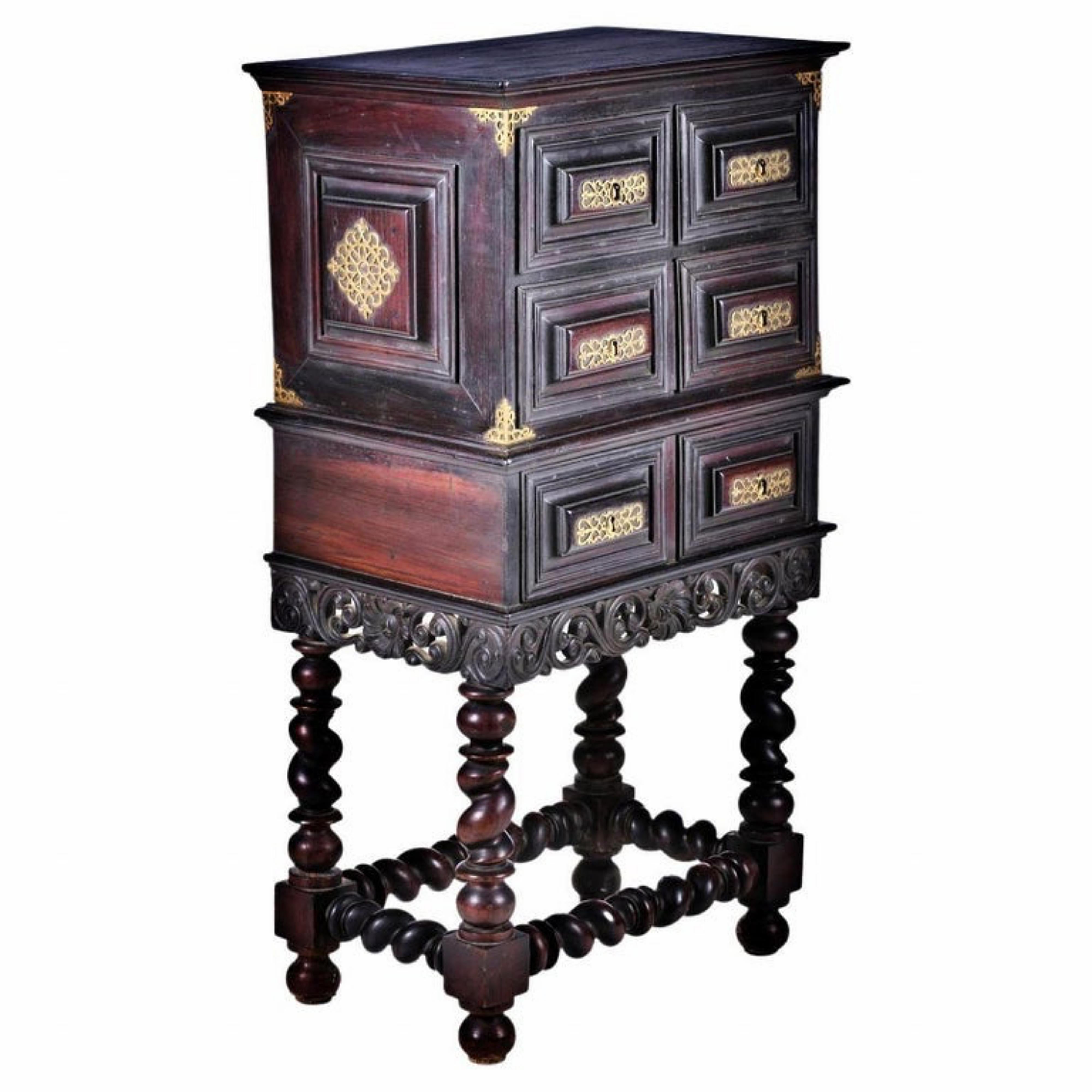 Armadio portoghese del XVIII secolo
Realizzato in legno di reno.
Tre cassetti che simulano quattro.
Base con gonne riccamente decorate con motivi vegetali, gambe e travi tornite. Ferramenta e accessori in metallo giallo.
Piccoli difetti.
Dimensioni: