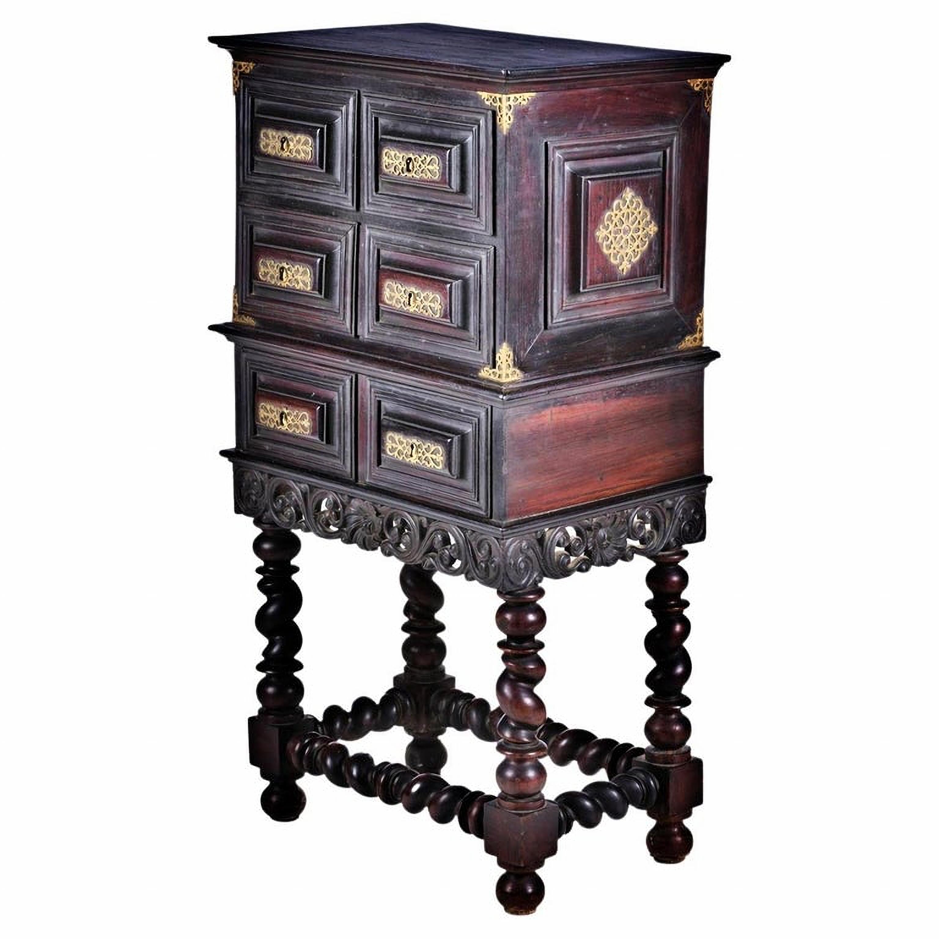 Rare Portuguese 18th Century Cabinet In Good Condition For Sale In Madrid, ES