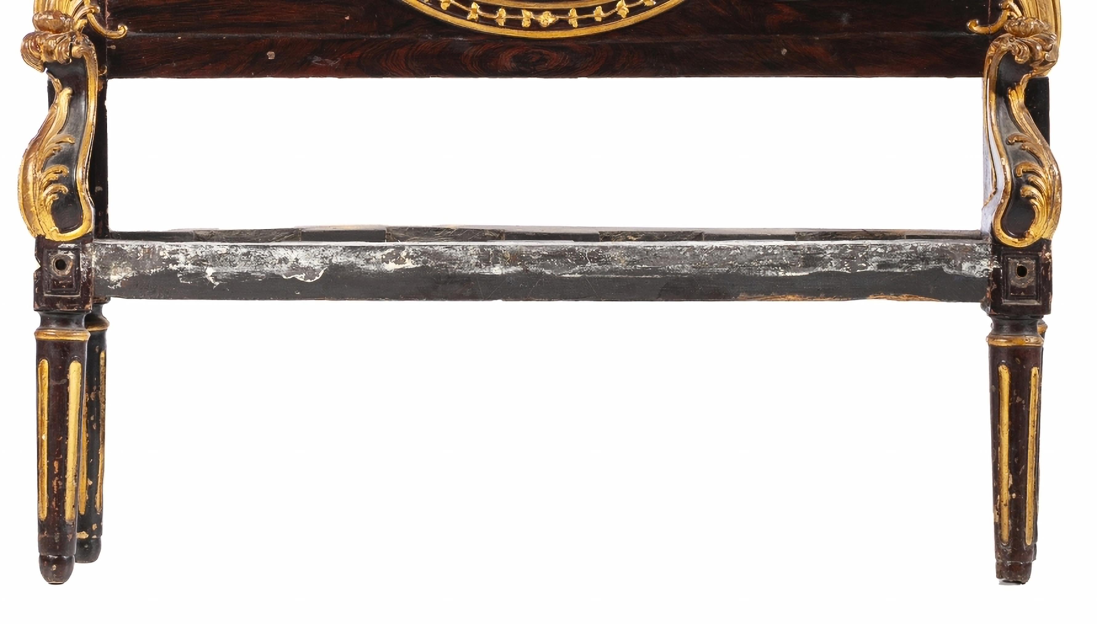 RARE BOUCLES PORTUGUese du 19ème Siècle

en bois peint et doré.
Table tapissée de damas dans les tons bordeaux.
Quelques petits défauts d'époque.
Dim. : 180 x 131 cm
bonnes conditions