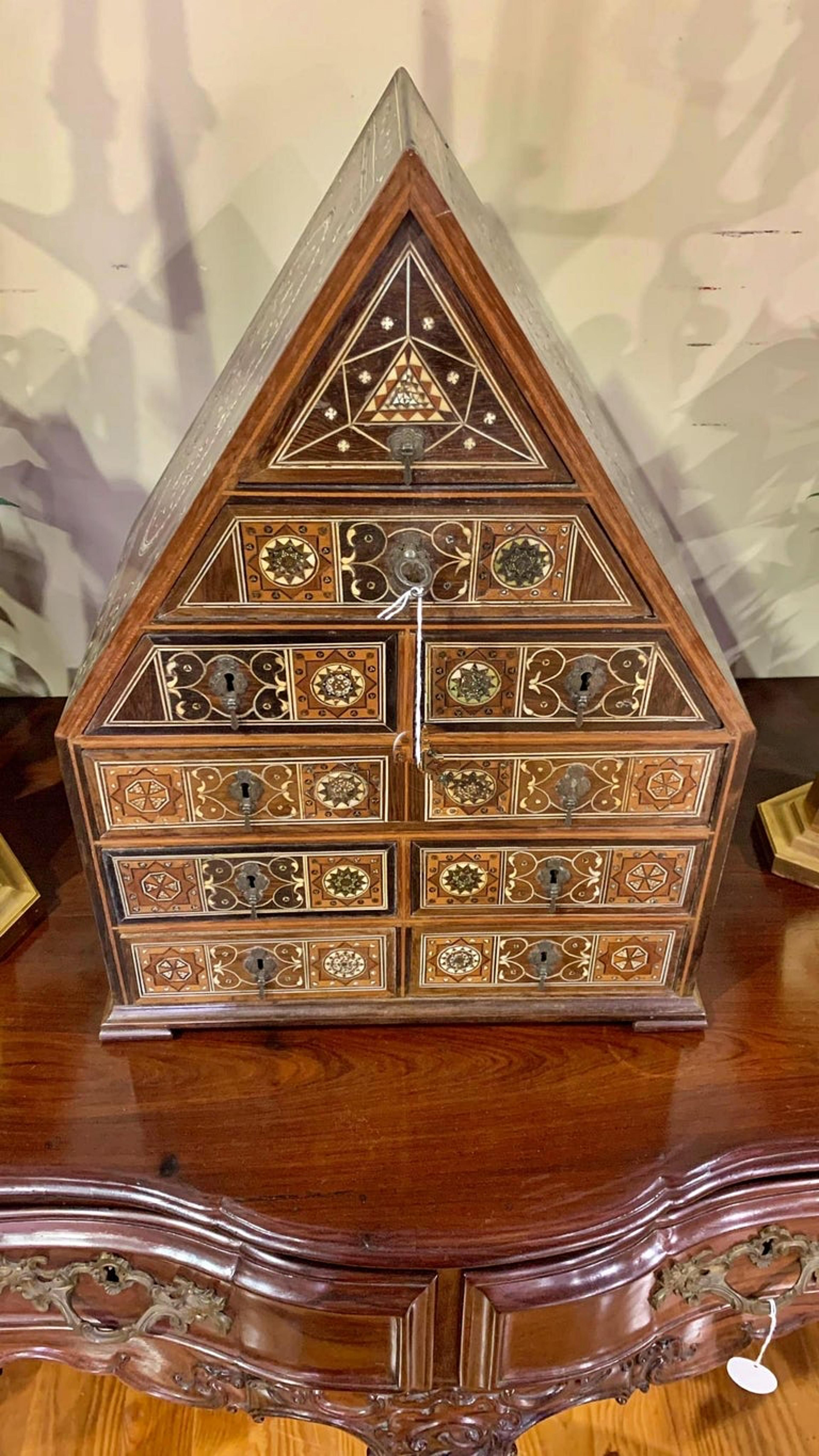 RARE CENTER CHAPEL COUNTER 16th Century

Lusíada - Portuguese in teak,
Partial sissoo coating with ivory inlays, with 9 drawers simulating 10.
Micromosaic in different materials, back with partial sissoo coating with ivory fillets 