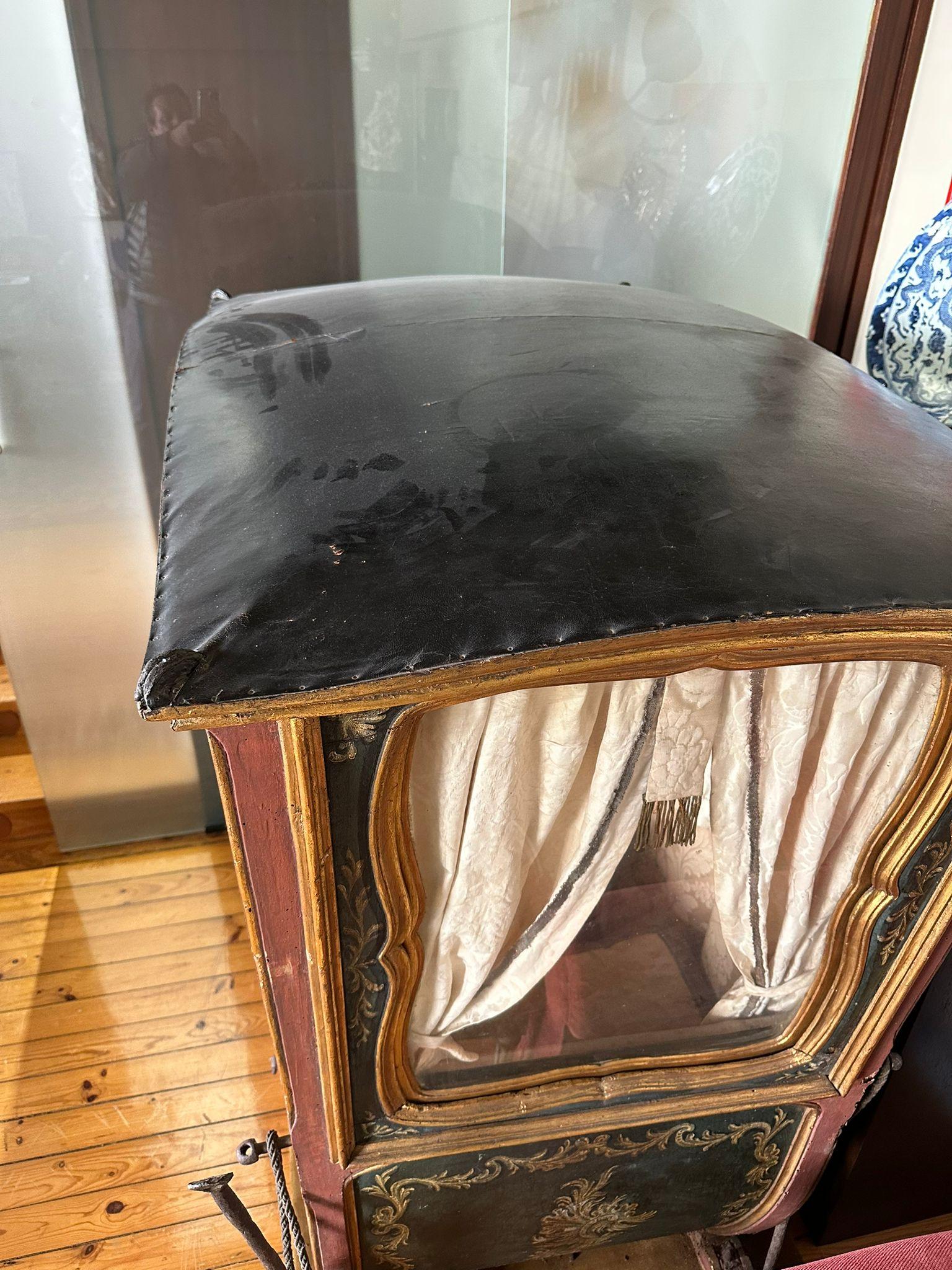Rare chaise de Sedan portugaise du 18ème siècle en vente 4