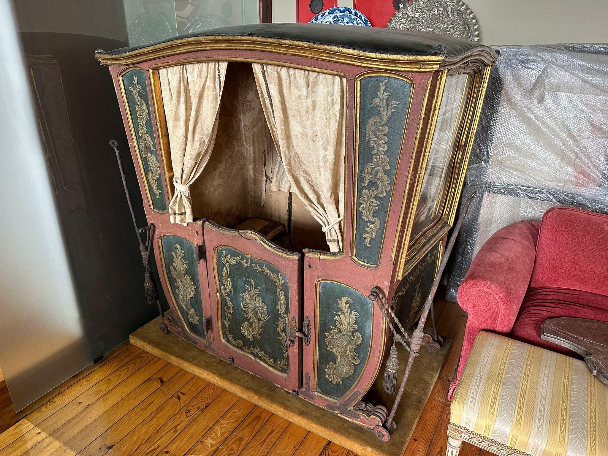 XVIIIe siècle et antérieur Rare chaise de Sedan portugaise du 18ème siècle en vente