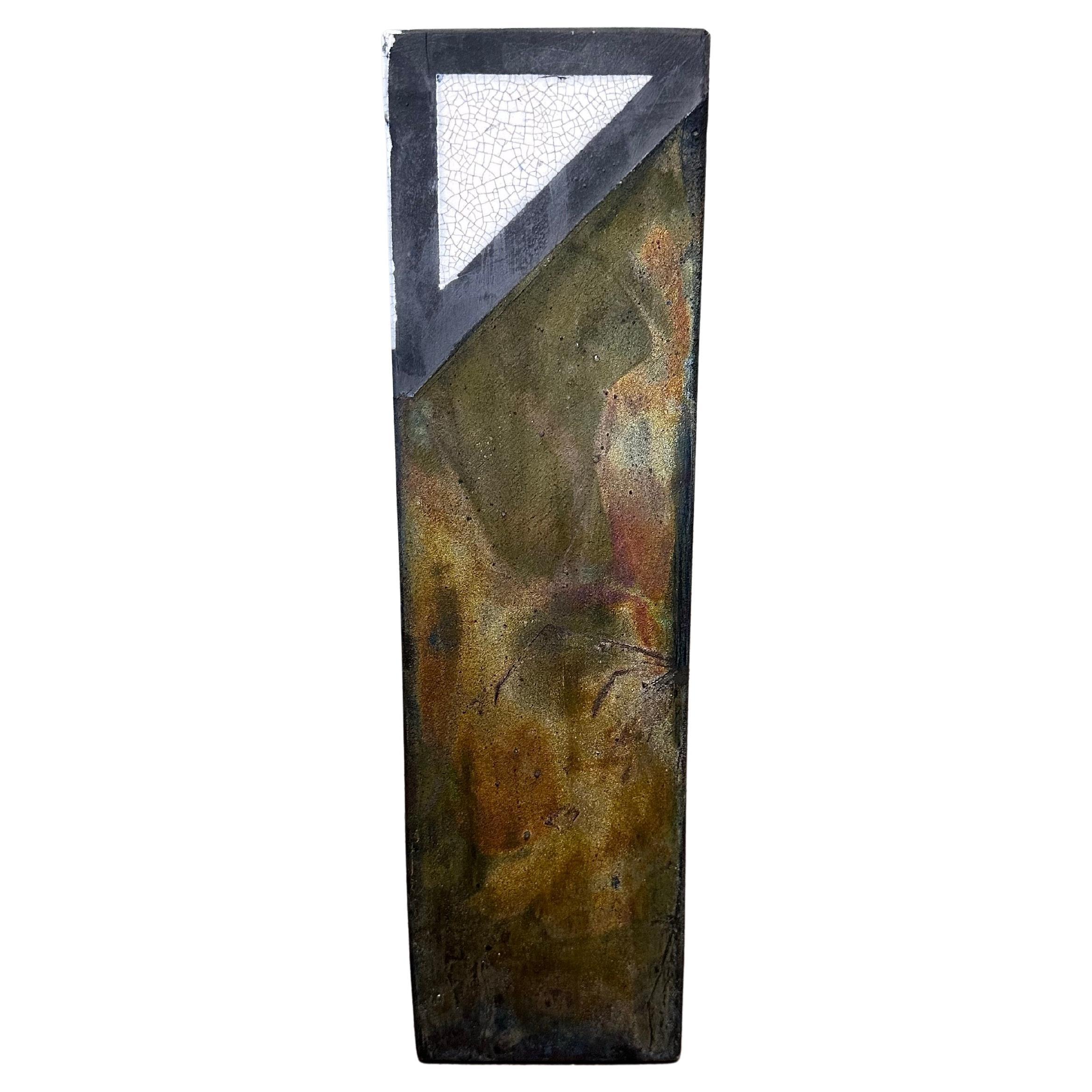 Un grand vase unique en poterie d'art cuite Raku, vers les années 1980. Cette pièce mesure 11,25