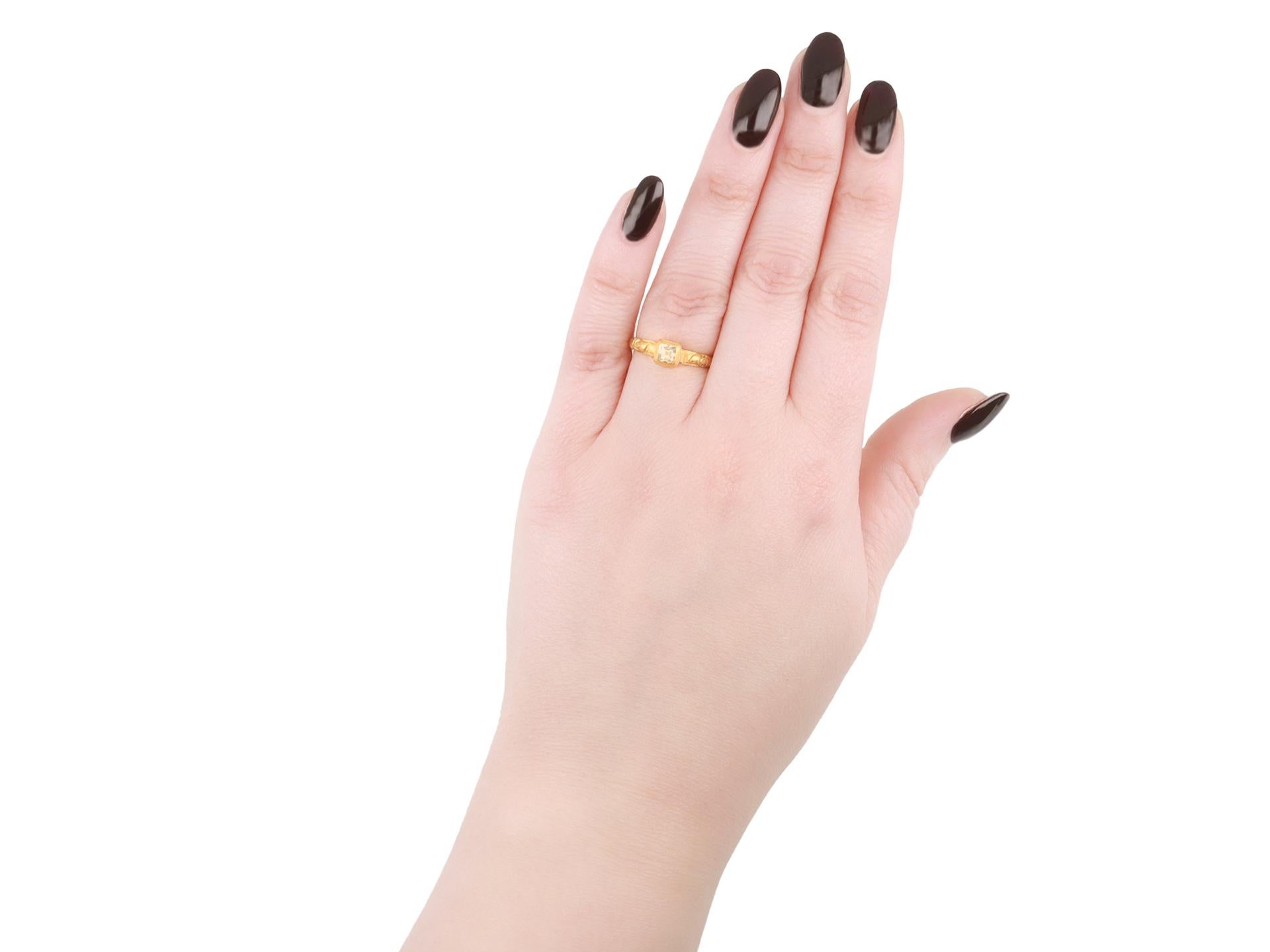 Raro anello post-medievale con diamanti e smalto. Con un diamante quadrato taglio tavola incastonato in un castone chiuso sul retro, un eccezionale design solitario con intricati dettagli in smalto sul castone e spalle intagliate con motivi di viti
