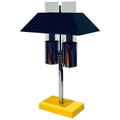 Rare lampe de bureau postmoderne de l'ère Memphis en métal émaillé chromé et verre