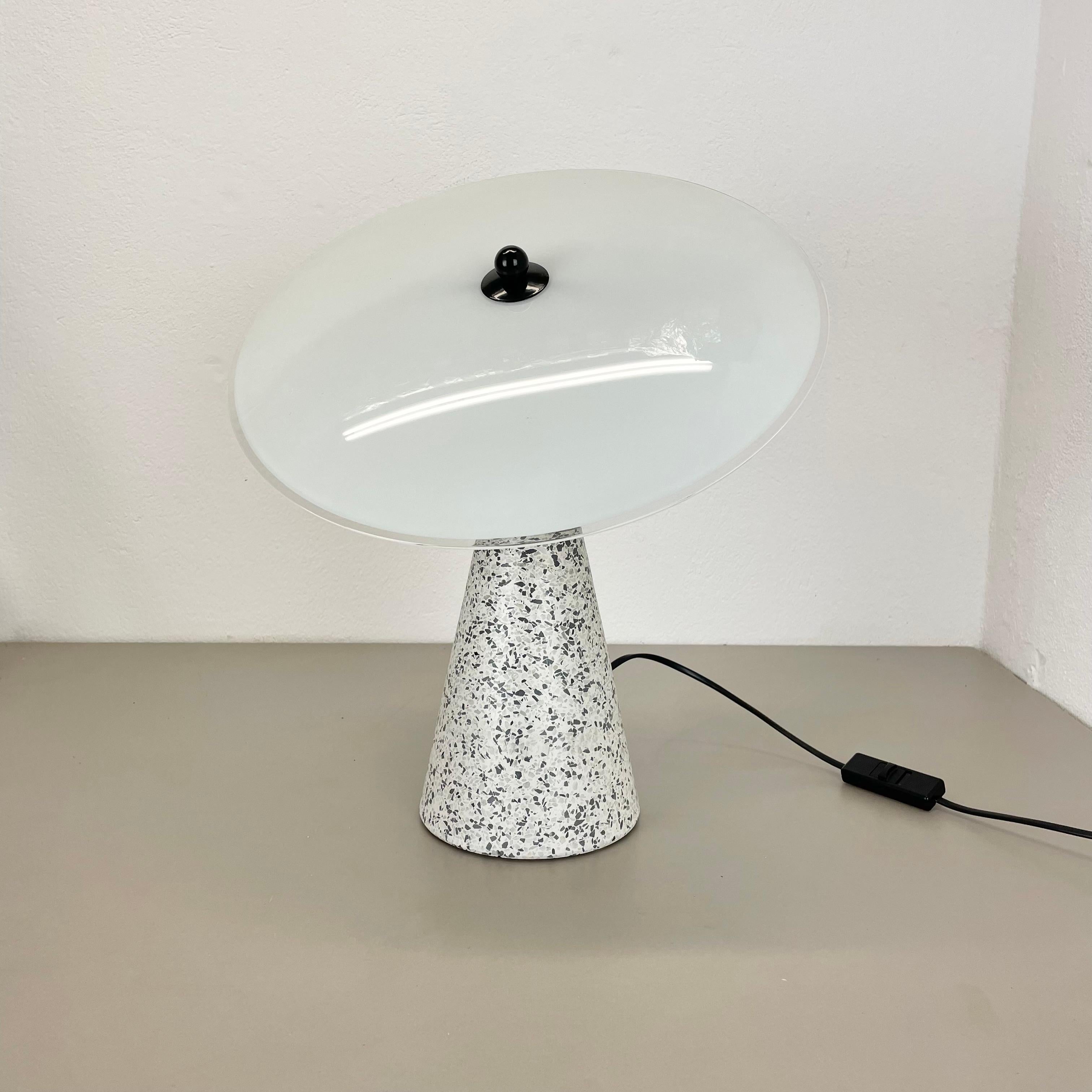 Article :

 lampe de table


Producteur :

Ikea, Suède



Origine :

Suède



Âge :

1990s




Lampe de table vintage originale dans un design Design/One vintage unique. L'objet a été conçu et produit par Ikea en Suède dans les années 1990. La base
